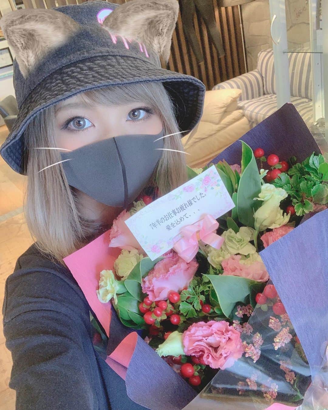 高橋由真さんのインスタグラム写真 - (高橋由真Instagram)「🙏💕🙏💕🙏💕  2020年8月31日♡ 2013年から働き始めたISMを退職しました。  潤さんに声かけてもらったあの日から気付いたらこんなに長い時間が経っていました⌛️😳✨  働く前からISMで髪の毛やってたし、これからもISMで髪の毛お世話になると思うし、個人的には寂しさは全然ないんだけど…😐笑  一応、レセプションとしてのお仕事はこれにて終了🙋‍♀️💕  ISMを通じてたくさん人に出会えて、色んな経験をさせてもらって、たくさん助けてもらって、感謝しかありません☺️❤️  潤さん、スタッフの皆、ゆまに会いに来てくれた人たち、ISMのお客様、7年半ありがとうございました🙇‍♀️✨  レセプションとしては退きますが、これからも潤さん、ISMとは関わっていくから、変わらずよろしくお願いします🥺💕  7年半前にヤマさんでISMで働くことが決まって、偶然にも最後の日もヤマさんで〆🙏❤️✨  ISM大好き＼(^ω^)／💕  ゆまが居なくなってもISMをよろしくお願いします✨ お客さまとしてバッタリ会いましょう😋💖笑  #ISM #HAIRISM #ISM北千住 #ISM南青山 #吉田潤 #ゆまち #たくさんのありがとう #感謝 #お世話になりました #これからもお世話になります #🙏 #💕 #thanks #love #ゆま潤」9月1日 16時43分 - yumachi1021