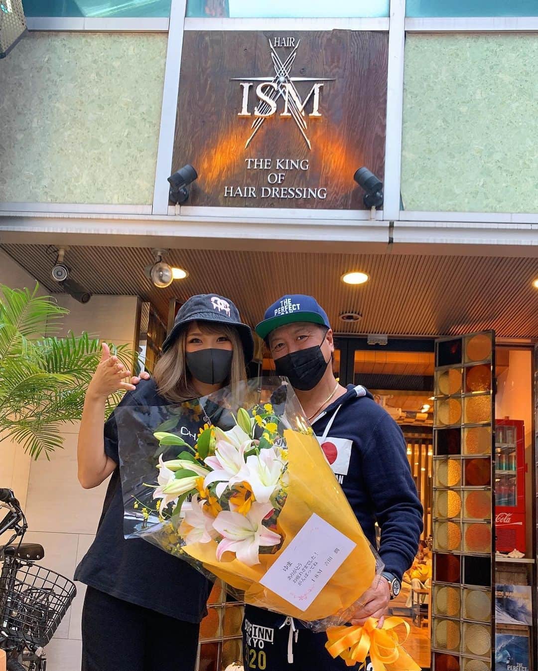 高橋由真さんのインスタグラム写真 - (高橋由真Instagram)「🙏💕🙏💕🙏💕  2020年8月31日♡ 2013年から働き始めたISMを退職しました。  潤さんに声かけてもらったあの日から気付いたらこんなに長い時間が経っていました⌛️😳✨  働く前からISMで髪の毛やってたし、これからもISMで髪の毛お世話になると思うし、個人的には寂しさは全然ないんだけど…😐笑  一応、レセプションとしてのお仕事はこれにて終了🙋‍♀️💕  ISMを通じてたくさん人に出会えて、色んな経験をさせてもらって、たくさん助けてもらって、感謝しかありません☺️❤️  潤さん、スタッフの皆、ゆまに会いに来てくれた人たち、ISMのお客様、7年半ありがとうございました🙇‍♀️✨  レセプションとしては退きますが、これからも潤さん、ISMとは関わっていくから、変わらずよろしくお願いします🥺💕  7年半前にヤマさんでISMで働くことが決まって、偶然にも最後の日もヤマさんで〆🙏❤️✨  ISM大好き＼(^ω^)／💕  ゆまが居なくなってもISMをよろしくお願いします✨ お客さまとしてバッタリ会いましょう😋💖笑  #ISM #HAIRISM #ISM北千住 #ISM南青山 #吉田潤 #ゆまち #たくさんのありがとう #感謝 #お世話になりました #これからもお世話になります #🙏 #💕 #thanks #love #ゆま潤」9月1日 16時43分 - yumachi1021
