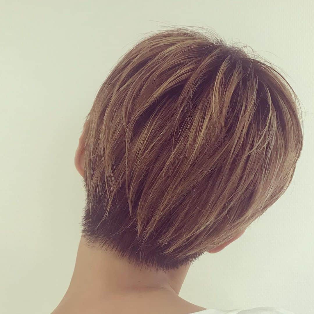 のインスタグラム：「髪型のお話。 長年お世話になっている @abbey_nakamura にカット・カラーお任せですが。  【カット】 毛量多くハチの部分の膨張を防ぐためにすいて調整。 襟足はすぐ伸びるので今回はバリカンも使い短めに。  【カラー】 前髪含め、全体多めにハイライト入れてます。 根元はあえて染めずに。 白髪もあるので明るめで。  ショートの方が意外とこまめに美容院行っちゃうな！！ いつも神カット、ありがとうございます！！」