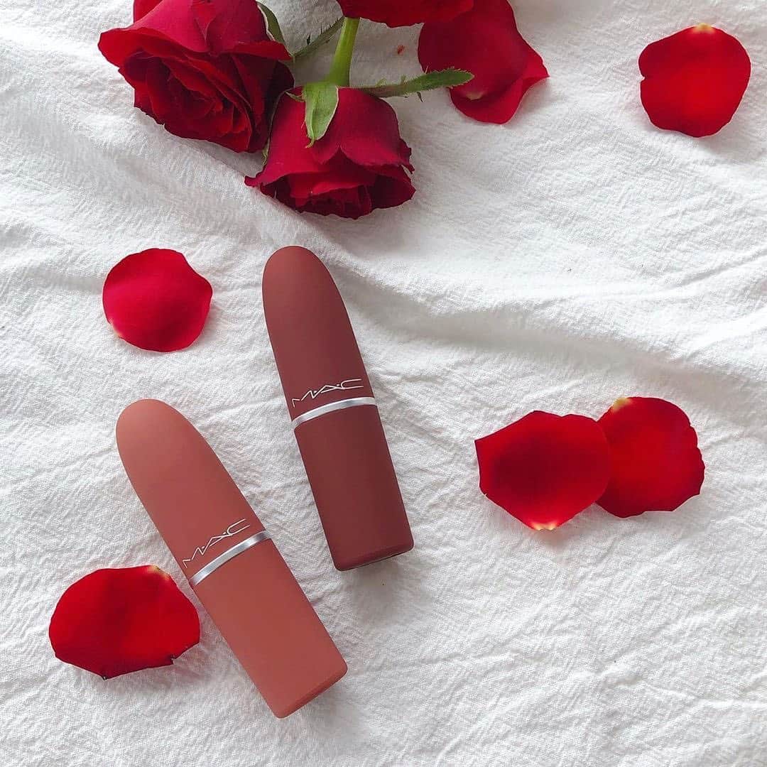 M∙A∙C Cosmetics Japanのインスタグラム：「【本日公式オンライン発売】 心地よいパウダリーテクスチャーで、ひと塗りで、霧がかったようなミスティマットなリップに仕上げる「パウダーキス リップスティック」の人気色が限定パッケージで登場💄✨ #MACパウダーキス #MACPowderKiss ㅤ カラーはスワイプしてチェック👉 ㅤ ☑︎パウダーキス リップスティック 限定パッケージ 全2色（デボーテッド トゥ チリ／マル イット オーバー）  ㅤ *8月9日(日) HANKYU BEAUTY ONLINE阪急百貨店公式コスメ通販 先行発売 *8月10日(月) 阪急うめだ本店、西宮阪急、神戸阪急、博多阪急 店舗限定発売 *9月1日(火) M·A·C 公式オンライン ショップ、M·A·C公式ショップ 楽天市場店 発売  ㅤ #MACCosmeticsJapan #MACCosmetics #MAC #MACコスメ #マックコスメ #コスメ#コスメ紹介#コスメ好き#コスメレポ #化粧品 #デパコス #コスメ部 #コスメマニア #メイク好き#メイク道具#美容大好き#美容好き#メイクプロセス#トレンドメイク#夏メイク#メイクテク #MACリップ#リップ#リップメイク#リップスティック#リップケア#ボリューム#ぷっくり」