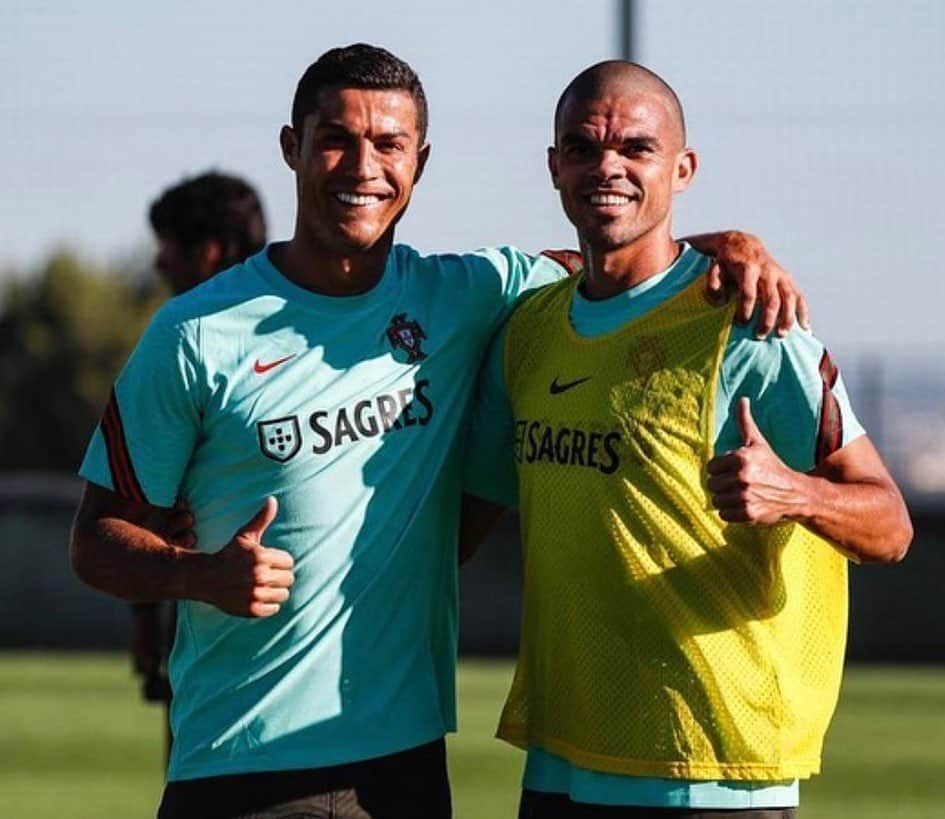 ペペのインスタグラム：「🤜🏼🤛🏼 #todosportugal」