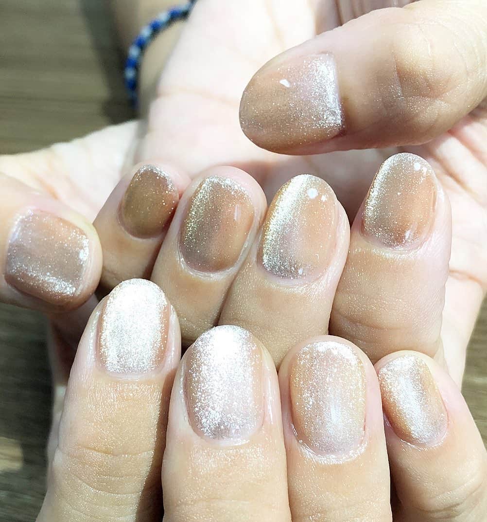 真矢のインスタグラム：「・ ・ NEW NAILS💅✨  今月はちょっとおカタイ仕事があるので、めっちゃくちゃナチュラルベージュネイル💅  流行りのマグネットネイル🧲とやらをやってもらいました✨  ✴︎ ✴︎ #newnail #newnails #simplenails #magnetnails #ワンカラーネイル #シンプルネイル #オフィスネイル #マグネットネイル #ショートネイル」
