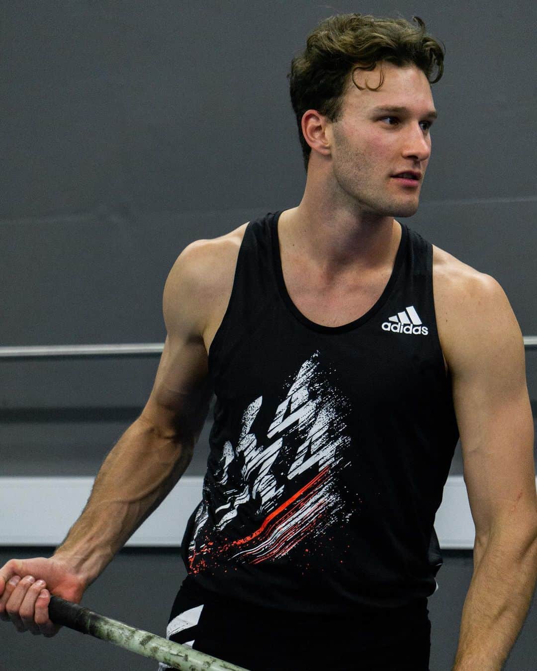 カーティス・マーシャルのインスタグラム：「Me and my pole.  by @angus1armstrong 📸 #polevault #running #training #trackandfield #adidas #adidasrunning」