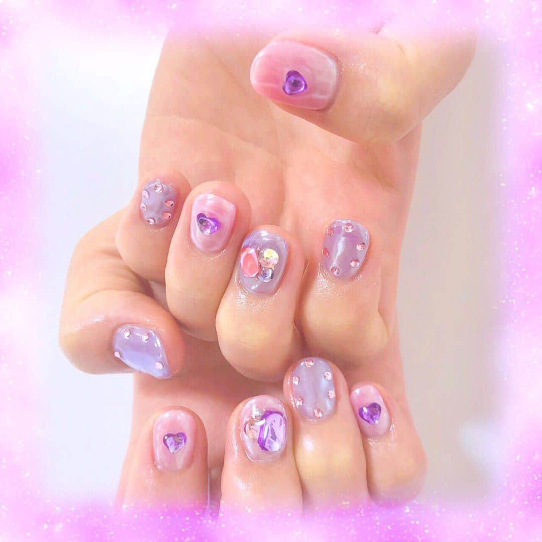 のインスタグラム：「やっほー🧸💜﻿ ﻿ ちょっと前（インスタ更新サボってて結構前なのは秘密🤫）にネイルを変えたたまこです🍓﻿ ﻿ ﻿ ちょっと前までは、﻿ ﻿ セルフネイルに挑戦してたんだけど﻿ ﻿ やっとネイルサロンに行ってやってもらったよ💅﻿ ﻿ 不器用すぎてガタガタだったセルフネイルが﻿ ﻿ ﻿ こんなにツルツルキラキラ😭💜💜﻿ ﻿ ﻿ ぷっくら感が全然ちがったwwwww﻿ ﻿ ﻿ ネイリストさんやセルフネイルできる人は﻿ 本当に尊敬だね🥺❤️❤️❤️﻿ ﻿ ﻿ ちなみに、たまこのネイルをやってくださった﻿ のはルミさん💓🧸（@rummie51）﻿ ﻿ ﻿ #youtuber #たまちゅーぶ #たまちゅーーーぶ #住吉珠貴 #nail #ネイル #三軒茶屋 #pink」