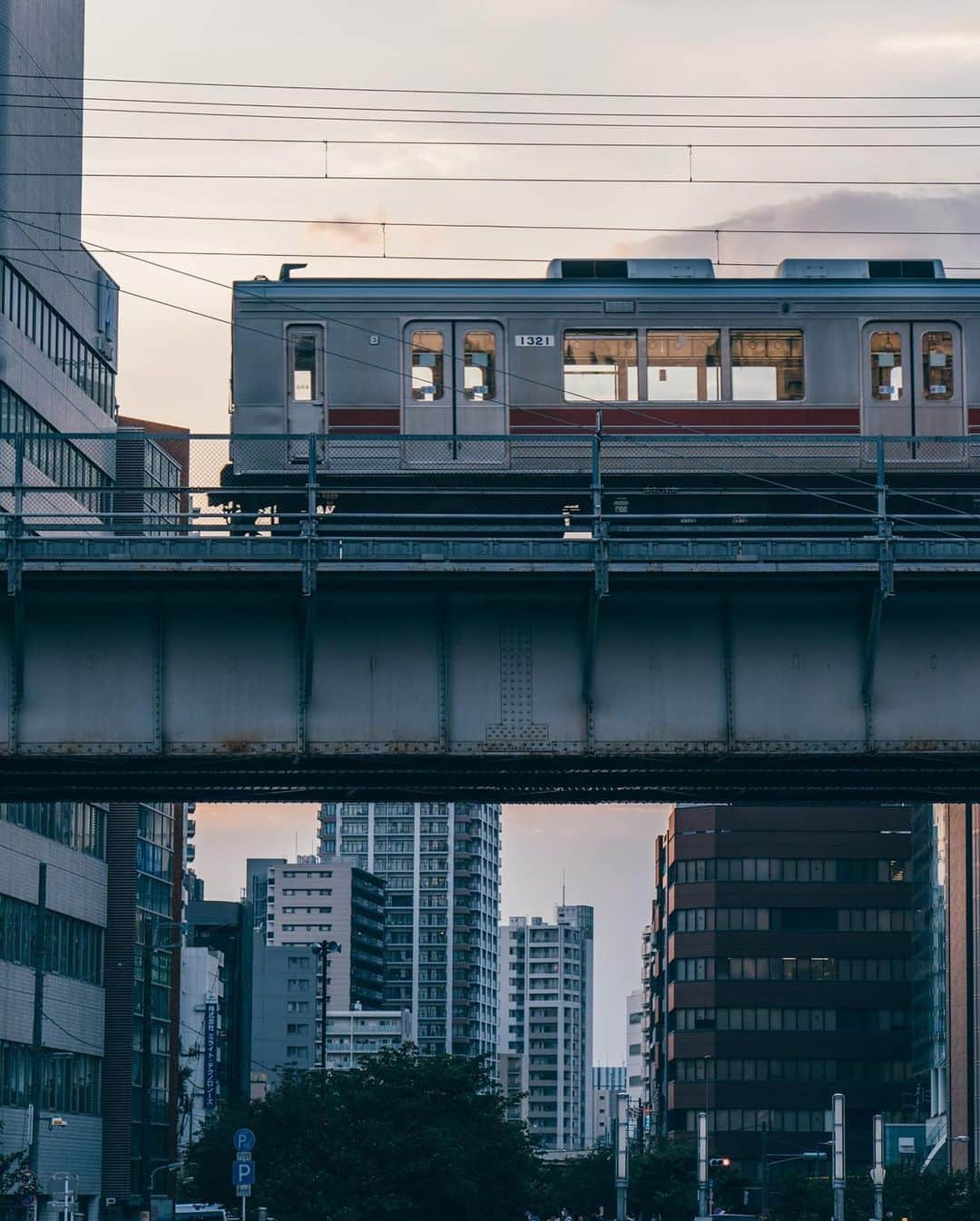 東急電鉄さんのインスタグラム写真 - (東急電鉄Instagram)「. 東急電車と風景が綺麗に見えるスポットのご紹介です。 桜の名所として有名な目黒川。定番のお花見スポットは東急東横線中目黒駅のそばにありますが、そこから下流に向かっていきますと東急池上線五反田駅付近にたどり着きます。そのすぐ近くで目黒川を渡る電車を撮影することができます。 オススメする撮影時刻は、昼から夜に移る西日が差し込む頃。 夕焼け色に染まるマンションやオフィスビルが立ち並ぶ街を背景に高架線を渡る電車は美しく、思わず足を止めてしまうほど。 どこか人々の営み・生活の大切さを感じさせてくれる風景です。 夜になると、電車の明かりが鏡のように川面に反射して、それもまた面白い風景になりますよ。 （東急池上線　五反田駅） . Spots where the Tokyu line trains run through gorgeous backdrops. Meguro River is a coveted destination for cherryblossoms. For most flower-lovers, the usual spot is just next to Nakameguro Station on the Tokyu Toyoko Line, but if you head downstream you’ll make your way towards Gotanda Station on the Tokyu Ikegami Line. Here’s where you’ll find a hot photo spot where trains cross the Meguro River. We recommend visiting in the afternoon/evening, when the sun is beaming in from the west. The area is lined with office buildings and high rises as they’re washed with the light of sunset. It’s truly a breathtaking moment as the train passes on the overhead tracks. Catch a glimpse of this scene and you’ll stop to reflect on the quieter moments and people in life. At night, the lights of the trains reflect like lamps on the river’s surface, making for another snap you’re sure to love. (Gotanda Station  Tokyu Ikegami Line ) . #五反田 #gotanda #tokyo #東京 #池上線 #train_vision #japantrain #japanesetrain #電車 #鉄道 #鉄道写真 #鉄道好き #鉄道ファン #鉄道のある風景 #鉄道好きな人と繋がりたい #撮り鉄 #railways_of_our_world #railwayphotography #trains_worldwide #railfan #japantrip #discovertokyo #visitjapanjp #tokyu #東急 #東急沿線 #일본여행 #東京自由行 #東京景點 #hellofrom」9月1日 16時57分 - tokyu_railways