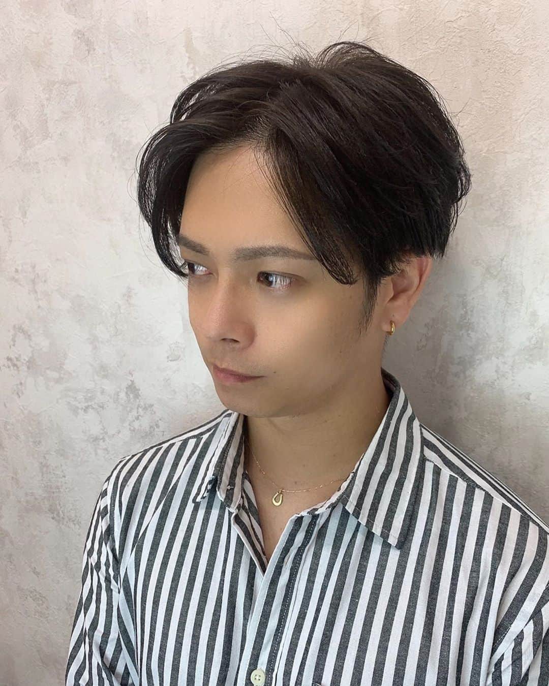 salon PRATiNO(サロンプラチノ)のインスタグラム：「. ✨センターパートメンズカット✨. . サイドと後ろを刈り上げ、 フロント部分は長さを残した センターパートオールドスタイル💫 セットはさっと流す感じで、 作り込まなくてもいいので スタイリングも簡単💓 長さがあるトップは潰れやすいので ドライヤーで根本を しっかり立ち上がらせることがポイント❗️  黒髪で重ためだったので カラーでさりげなく色味を入れ、 ほんのりアッシュで　 柔らかさが出て爽やかな仕上がりに変身です✨  . . 【CLAVIS PRATINO】 ◇月曜日～土曜日 10:00～20:00 ◇日曜日 10:00～18:00  ※定休日なし ※時間外はお問い合わせください。 愛知県名古屋市中区錦3-4-19石垣ビル７Ｆ ☎︎052-962-7017 . #hairstyle #hair #cornrow #braids #clavispratino #spiralperm #pratino #hairsalon #nagoya #haircolor #love #派手髪 #外国人風カラー #バレイヤージュ #グラデーション #コーンロウ #ブレイズ #スパイラルパーマ #特殊ヘア #ブラックヘア #美容室 #ヘアサロン #ヘアスタイル #ヘアカラー #クラビスプラチノ #名古屋 #栄 #錦」