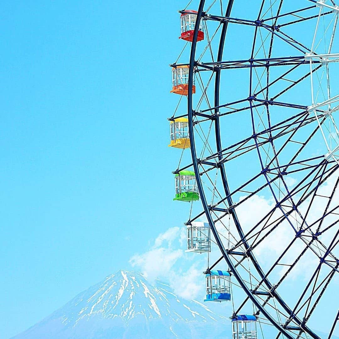 Photobackさんのインスタグラム写真 - (PhotobackInstagram)「カラフルな観覧車と富士山の組み合わせがステキ😍✨ 素敵な投稿ありがとうございます😌 . ここでは、Go To トラベル思い出企画として実施した 「Instagram投稿キャンペーン第二弾」で #photobackタビフォト をつけて 投稿いただい作品の中から、素敵な作品をご紹介しています。 . たくさんのご応募ありがとうございました。 素敵なお写真がたくさんあるので、引き続きPhotobackのアカウントにて紹介していきます！ .　 . ━･･━･･━･･━･･━･･━･･━ #Repost　@akane_yuhi ━･･━･･━･･━･･━･･━･･━. . 富士川楽座🎡 . カラフルな観覧車と富士山が一枚の写真に収められるお気に入りスポットです . . . #photooftheday #picoftheday #instagood #beautiful #smile #trip #sky #flower #travelwest_photo #富士山 #私の富士山 #photobackタビフォト #空 #花 #きれい #旅行 #かわいい #しぞーかじまん #幸せ #オシャレ #エネフィフォトコンテスト #カメラ女子 #ファインダー越しの私の世界 #写真好きな人と繋がりたい #富士山 #オイル交換もロータス #ハヤリタビ #忘れられないハヤリタビ #anaトラベラーズ」9月1日 17時00分 - photoback.jp