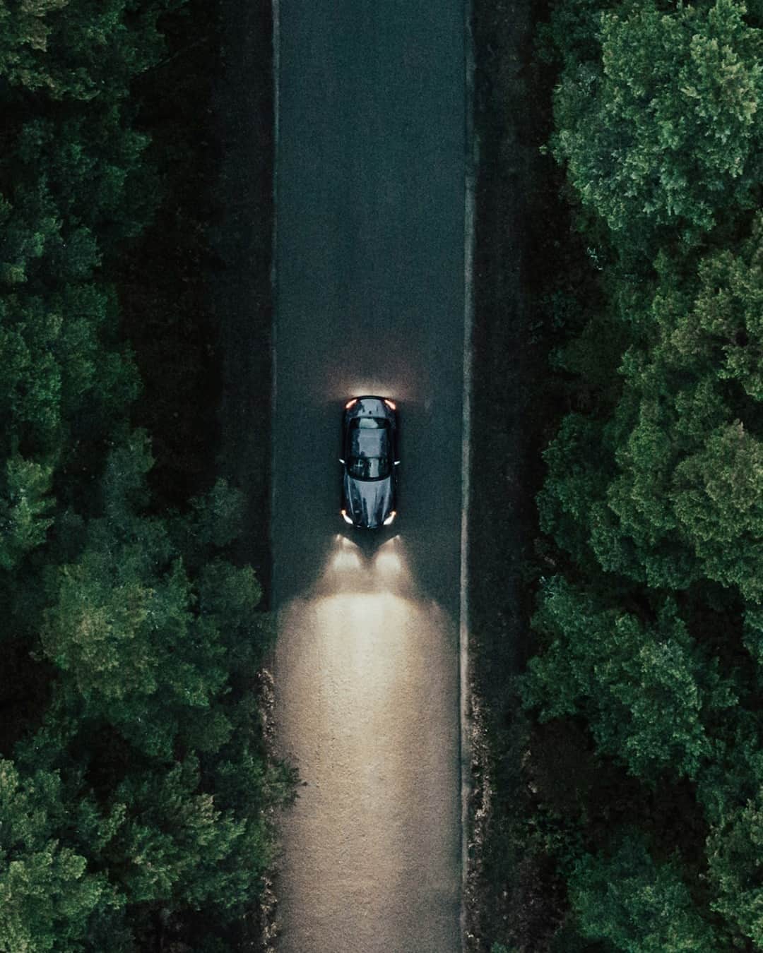 BMWのインスタグラム：「Paved the way. The second generation of the BMW Z4. #BMW #Z4 #BMWrepost @daavic @the.andrejs」