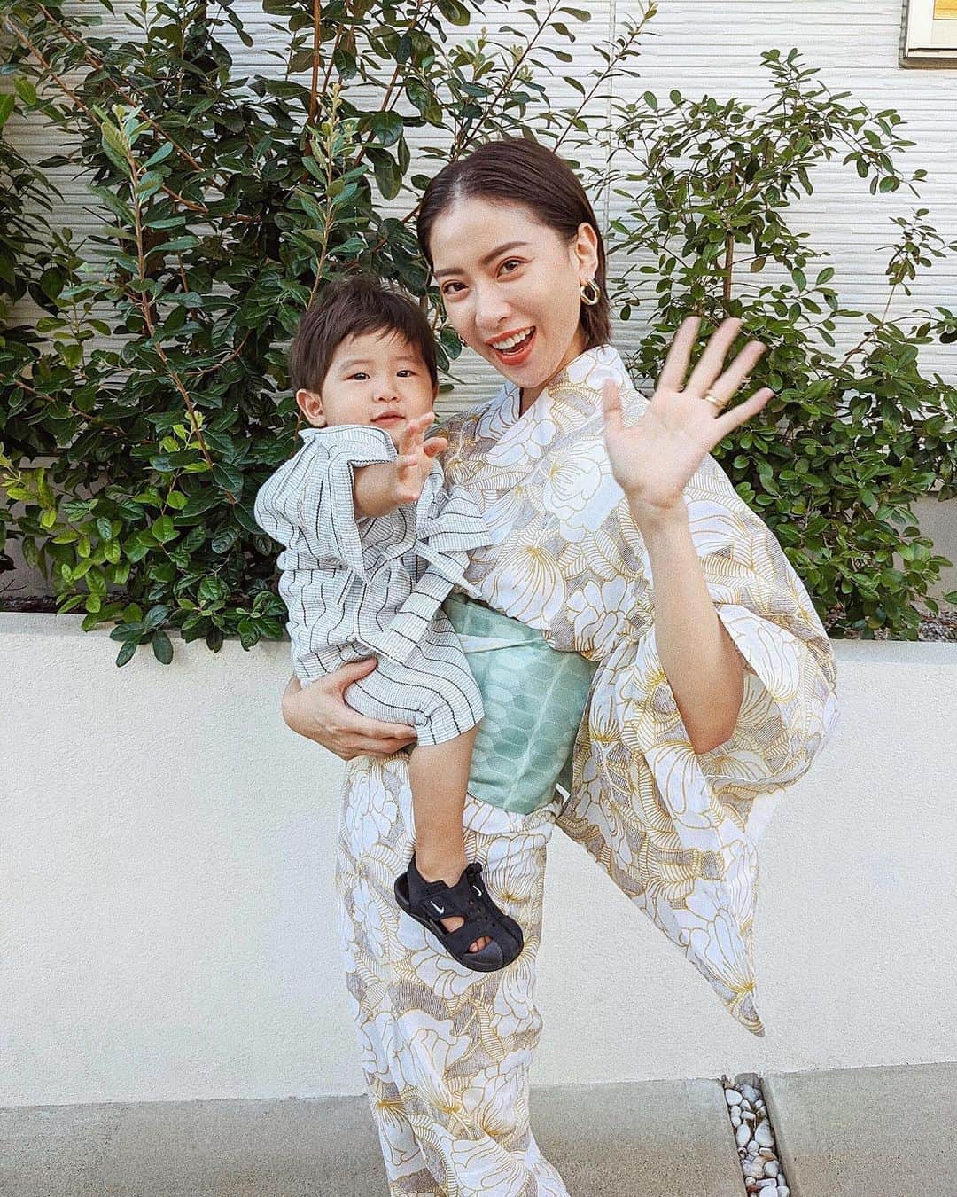ソンイのインスタグラム：「1歳の君との夏はもう戻ってこないから、あっという間に過ぎて終わっちゃう赤ちゃん期の夏を写真に残したくて🎐🌻🍧﻿ ﻿ 去年の夏は生まれたばかりで特別なお出かけはしてないし、今年も夏イベントは経験できなかったから、お家で浴衣と甚平を着て手持ち花火を🎆﻿ ﻿ #1歳5ヶ月 #男の子ベビー #甚平 #浴衣」