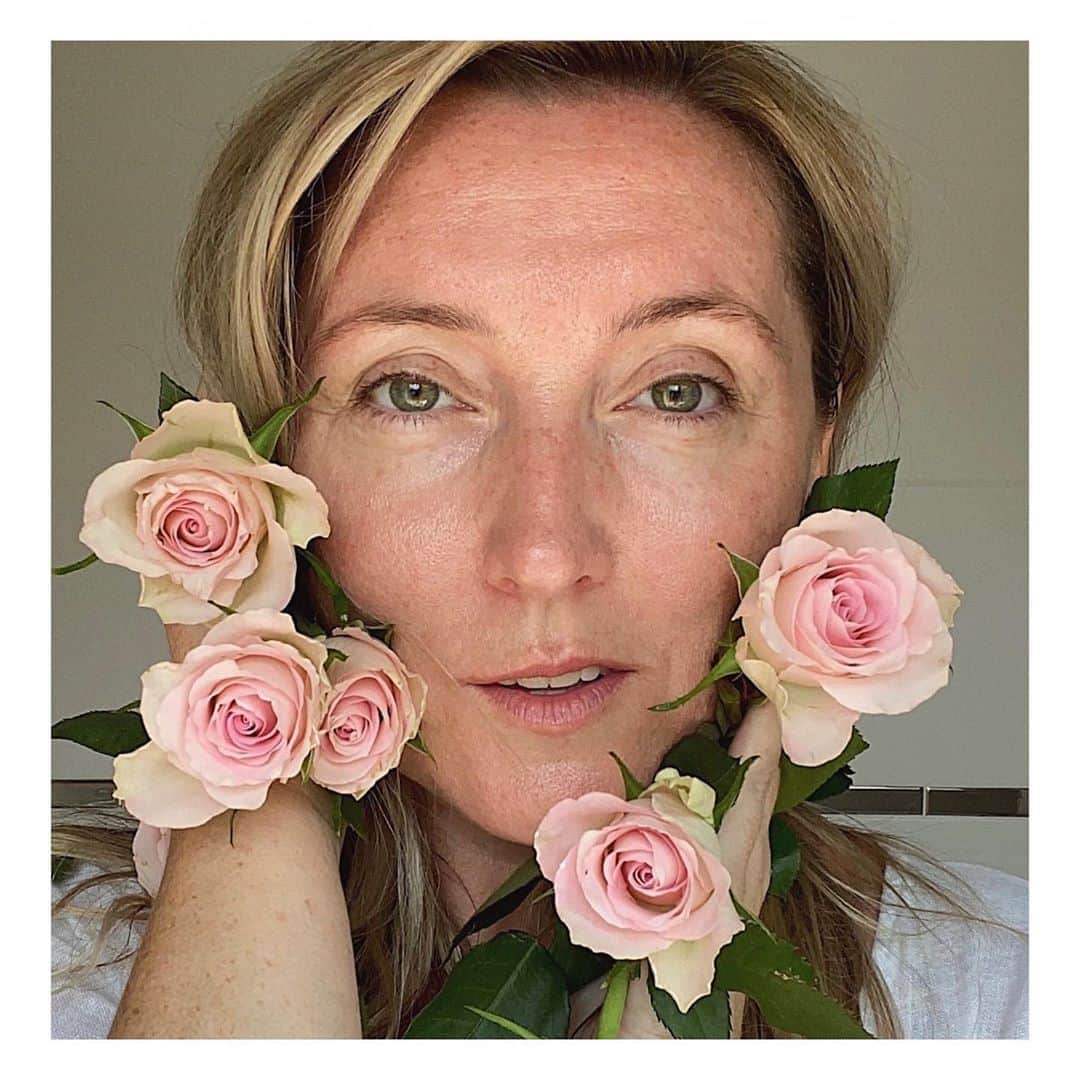 JO BAKERのインスタグラム：「S E L F • R E F L E C T I O N 🌸 It was never a desire to post pictures of myself or post my face on my feed... so I’m thrilled to announce that although this #rosepetal #renewingnightcream fun facial left my skin silky soft to touch (just like the petals) 🌸....there’s some new posts coming up WITHOUT MY FACE - so watch this space!!! Coming soon.... a beautiful and talented bird on this feed !!! #ipromise #excited #makeupartist #jobakermakeupartist 💋」