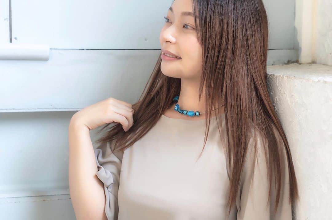 のインスタグラム：「𓅸𓂃◌𓂂 . 先日アクセサリーブランドのサイトの撮影をしました💎 . . ひとつひとつがハンドメイドのため 本当に一点もののアクセサリー💎✨ ガラスの素材がもつ艶やかな表情に 高級感があり華やかなスタイリングに… . . . #koj_ #colorsalonoasis #カラーセラピー  #カラーセラピスト #アヴァターラ  #色はココロのメッセージ #気になるボトル  #アクセサリー#ハンドメイド#ハンドメイドアクセサリー  . . @koj_chiduru.toya」
