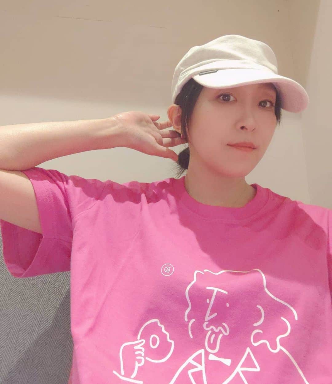 のインスタグラム：「どうにも元気が出ない日があるね 今すぐドーナッツとコーヒーがほしい 本の続き読んでもなんか入りこめないし 溜め息ついては幸せが逃げてく しかしそんなときでも良い音楽が流れたら Shazamだけは忘れない もうあとは部屋でごろごろ クッションだらけで好きな海外ドラマみて ワインくいくいのんで 灯り点けっぱなしで寝落ちしたい だけどじつはそれもぜんぶめんどくさい そういう日あるね さてと気を取り直して 今夜はささみかつを揚げる お味噌汁はあさりにする」