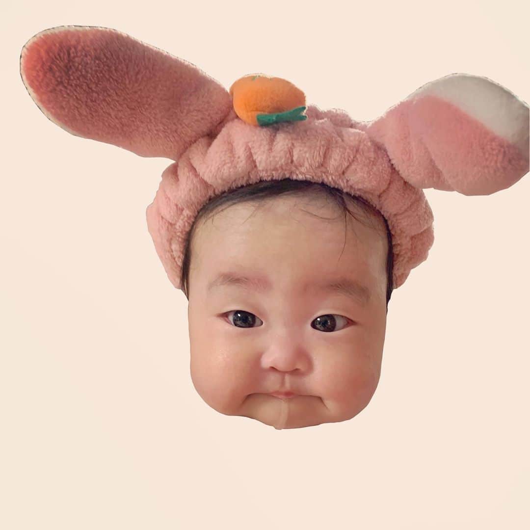 イ・ユンジのインスタグラム：「클레버몰이모 @clevermole.n 가 지워준배경 하루중 힘들때마다열어보는 마이온이모지ㅡ#SOUL#침주르륵#뽀인트」