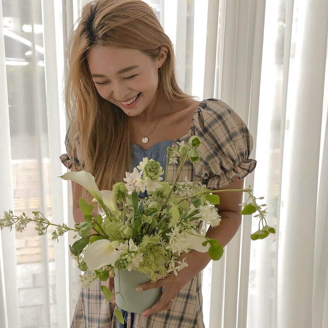 キム・ダヘのインスタグラム：「사진찍을때만 호다닥 마스크벗기... 1:1 수업 🌸🌸🌸」