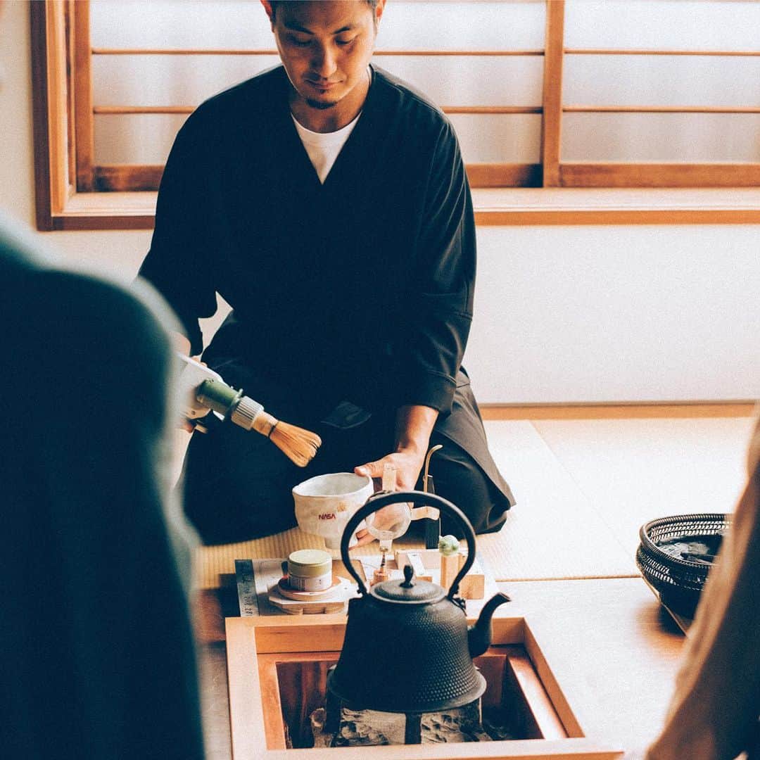 TRUNK(HOTEL)さんのインスタグラム写真 - (TRUNK(HOTEL)Instagram)「TRUNK(KUSHI)にて、9月21日に奥代官山エリアにある日本茶専門のティースタンドTEA BUCKSとのコラボレーションで一日限りのダイニングイベント「KUSHICHA PAIRING with RYAKUBON」を開催します。﻿ ﻿ 国籍や年齢の違うさまざまな方に贅沢に淹れた一杯のお茶を楽しむコミュニティーの場として利用いただくことを目指すTEA BUCKSと、渋谷のソウルフード「串焼き」という食カルチャーを発信するTRUNK(KUSHI)が、互いにコンセプトに共感し合ったことから今回のコラボレーションが実現。﻿ ﻿ 朝引きの新鮮な素材を高い技術で焼き上げたTRUNK(KUSHI)自慢の串焼きと、茶葉や淹れ方にこだわったTEA BUCKSのお茶カクテルとのペアリングコースを提供します。﻿ ﻿ イベント中には、ニューヨークを拠点に活躍する現代アーティストTom Sachsの作品「Ryakubon2.0」で抹茶を点てるパフォーマンスも。「Ryakubon2.0」は、Tom Sachsによる茶の湯の再解釈として制作されTom Sachs “Tea Ceremony”展で公開されました。普段は、神楽坂にある一棟貸ホテル「TRUNK(HOUSE)」内に展示されているアート作品です。﻿ ﻿ 【KUSHICHA PAIRING with RYAKUBON概要】﻿ ■開催日：2020年9月21日(月/祝日)﻿ ■時間：第1部 17:00開始/ 18:30 終了予定 第2部19:30開始/ 21:00 終了予定 ﻿ ※第1部、第2部ともにメニューの内容は同じです。﻿ ■コース内容　﻿ 　　-お料理（小鉢2品、串8本、〆料理、甘味）﻿  -お飲み物（お茶カクテル4杯）﻿ ﻿ トッププロフィールのURLから詳細のご確認とご予約いただけます。﻿ ﻿ #trunkhotel #trunkkushi﻿ #boutiquehotel #ブティックホテル﻿ #teabucks #tomsucks #teaceremony #トムサックス #shibuya #tokyo #omotesando﻿ #ryakubon  @tea_bucks @taro__mizutani」9月1日 17時33分 - trunkhotel_catstreet