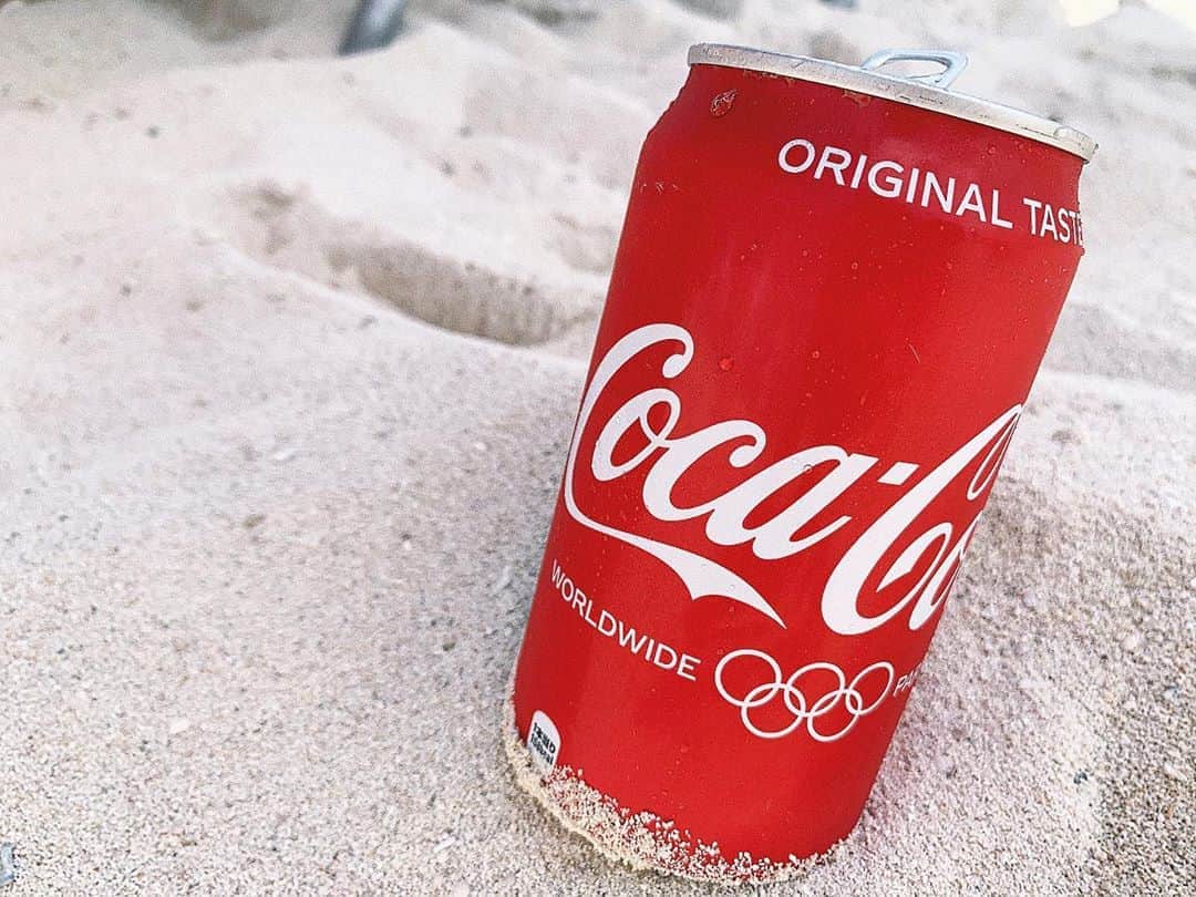 のインスタグラム：「#cocacola 🥤 #beach  #suntan  #drink」