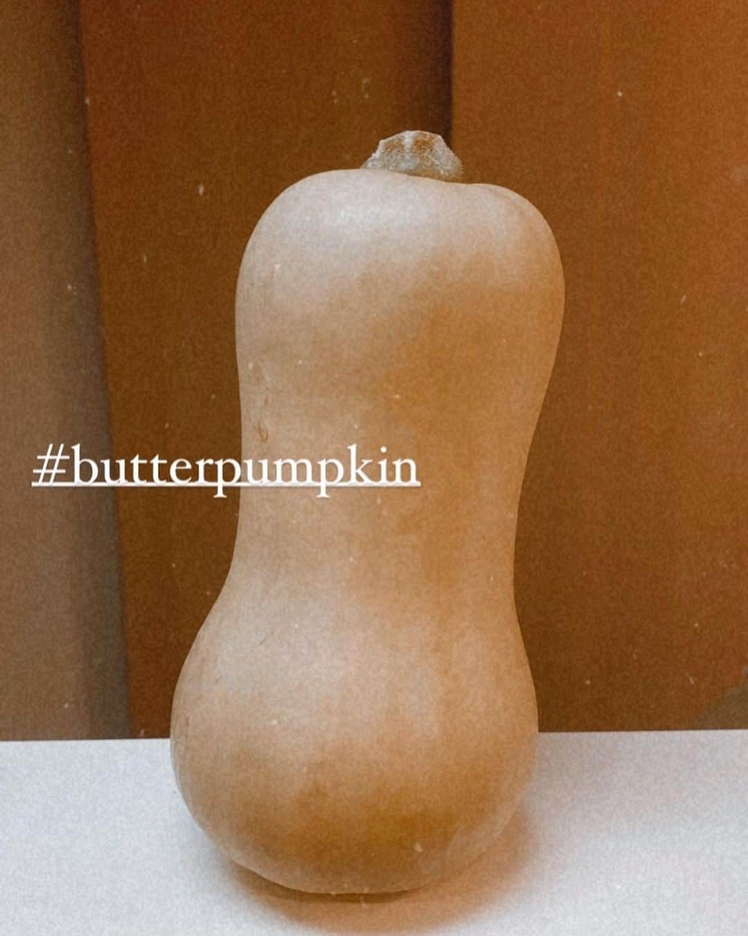 MARINさんのインスタグラム写真 - (MARINInstagram)「🎃butternut squash 日本だとバターナッツカボチャと呼ばれるのかな？ いつものカボチャより水分が多めなのでお水を加えなくても良い程。種もワタも少ないし切りやすいので料理しやすいかも🤍 . . 今回はシチューとスープ、サラダを作ったよ👩‍🍳 シチューは玉ねぎをしっかり炒めてトロミを出してクローブを入れて香味を♥️食べれば食べるほど止まらない味に☺︎ . . ➖➖➖➖➖➖ #バターナッツかぼちゃ #カボチャ料理  #カボチャサラダ #カボチャスープ  #パンプキンスープ #かぼちゃレシピ  #pumpkin #cooking #butternutsquash  #簡単レシピ #スパイスシチュー #marinscuisine」9月1日 17時37分 - _baby.f.marin_