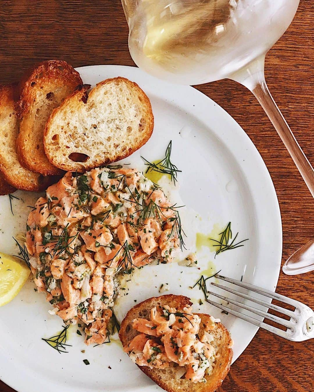 樋口正樹さんのインスタグラム写真 - (樋口正樹Instagram)「Salmon tartare . 夜はサーモンタルタル、 白ワインと薄切りパン。 . このサーモンタルタル、 ＷＯＮＫの健斗さんの お料理ライブの配信で 紹介していたレシピで、 とっても手軽に作れる めっちゃおいしい前菜。 👉👉👉 @kentwits . こだわりのテクニック、 コツがいくつもあって ほんと勉強になります。 . . . #salmontartare #ケントズキッチン #サーモンタルタル #サーモン #鮭 #秋の味覚 #タカキベーカリー #takakibakery  #アペロ #アペリティフ #ワインのお供 #家飲み #宅飲み #vinhoverde #lehmannglass」9月1日 17時38分 - higuccini