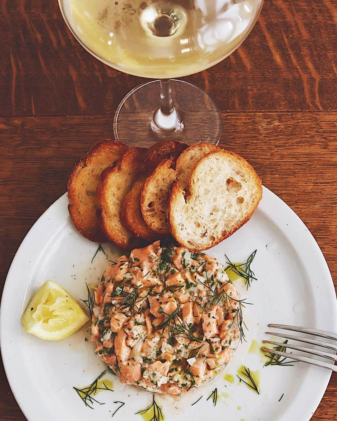 樋口正樹さんのインスタグラム写真 - (樋口正樹Instagram)「Salmon tartare . 夜はサーモンタルタル、 白ワインと薄切りパン。 . このサーモンタルタル、 ＷＯＮＫの健斗さんの お料理ライブの配信で 紹介していたレシピで、 とっても手軽に作れる めっちゃおいしい前菜。 👉👉👉 @kentwits . こだわりのテクニック、 コツがいくつもあって ほんと勉強になります。 . . . #salmontartare #ケントズキッチン #サーモンタルタル #サーモン #鮭 #秋の味覚 #タカキベーカリー #takakibakery  #アペロ #アペリティフ #ワインのお供 #家飲み #宅飲み #vinhoverde #lehmannglass」9月1日 17時38分 - higuccini