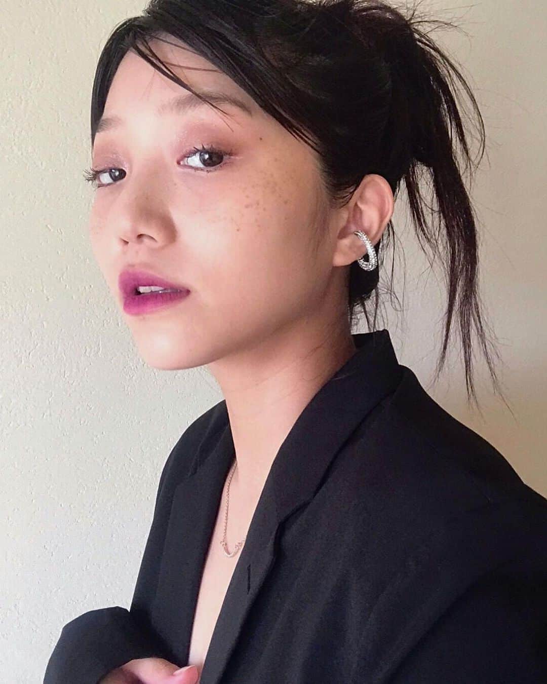のインスタグラム：「#ThePick transeasonal makeup ideas : summer to autumn 2020﻿ ﻿ 【The Pick】 リップ＆チークをつけて秋の顔﻿ ﻿ マスクだから。マスクだけど。マスクでも。メイクするのはやっぱり楽しい。残暑が厳しい今の時期、そしてこれから深まりゆく秋に向けて目下愛用中のカラーをセルフメイクでお届け！﻿ ﻿ 📎白Tにも重めの色の服にも合うカシスが気分。アイメイクは涼しげに、リップを大胆に﻿ by Kyoko(メイクアップ・アーティスト)﻿ ﻿ 「メイベリンのマットリップは、マスクをつけててもよれないので◎。ポイントは輪郭をボカすこと。トム フォードのアイパレットは、ブラウン (右上) と ピンク (左下) をほんのり使うだけ。最後にラメ (左上) をまぶたの上にちりばめて、涼しげに」﻿ ﻿ #TFP #TheFashionPost #KYOKO #TOMFORDBEAUTY #TOMFORD #トムフォードビューティー #トムフォード#MAYBELLINENEWYORK #MAYBELLINE #メイベリン」