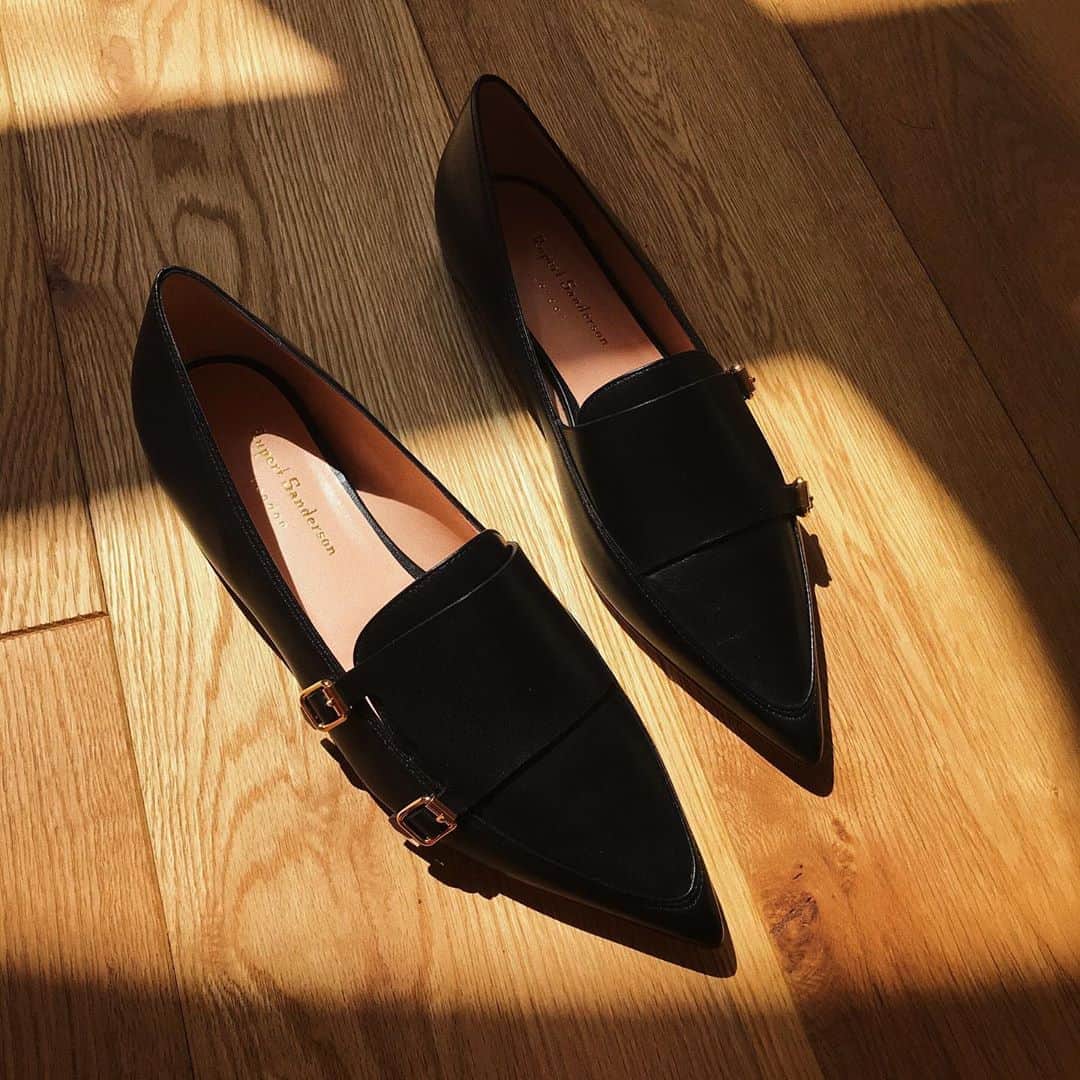 ルパートサンダーソンのインスタグラム：「New shoes ✨ I Introducing Niwin in black calf I A 1960’s inspired #winklepicker, this pointed shoe is finished with a dainty double buckle I #NewSeason #MonkstrapShoes #AW20 #1960sfashion #RupertSanderson」