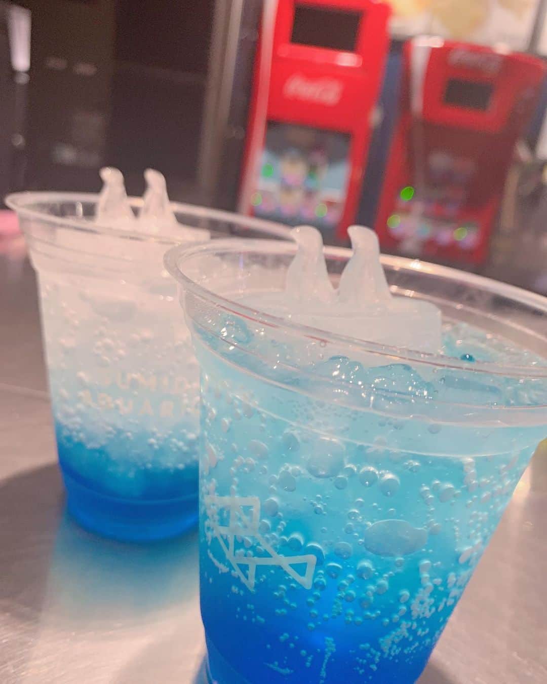 みはとのインスタグラム：「🐧💕 ・ もう9月、、 夏らしいことを何もしないまま 夏が終わってしまいそうです。 ・ 先日の悪い芝居YouTubeにてデートした時の思い出を☺️ 言われてみればお互いの写真が1枚もありませんでした。 まあ初対面ではなかなかね…やらせもないってことで。笑 ・ 水族館なんてなかなか行かないから楽しかったです。ペンギン可愛かったなぁ❤️ ・ 後編もお楽しみに🎸 【悪い芝居】でYouTube検索してね✨ ・ ・ ・ #水族館 #水族館デート  #スカイツリー #ペンギン #クラゲ #サメ #チンアナゴ  #全部可愛かったけど  #本当のこと言うと #一番テンション上がったの #お土産売り場  #ペンギンのぬいぐるみ #我慢した 笑」