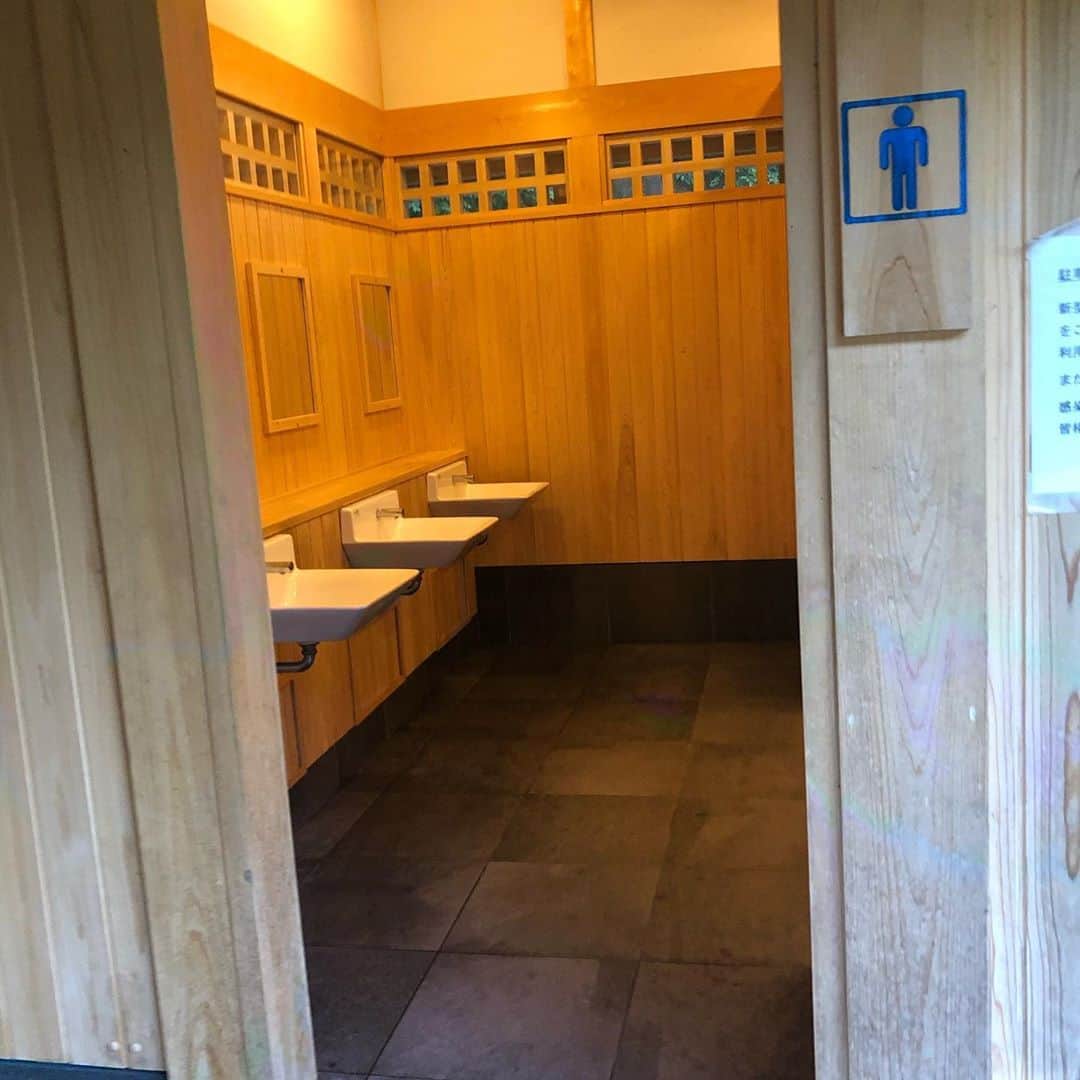 佐藤満春（どきどきキャンプ）さんのインスタグラム写真 - (佐藤満春（どきどきキャンプ）Instagram)「檜原村のトイレへ。 木々の香りを感じる素晴らしいトイレットでした。 #トイレ」9月1日 17時51分 - satomitsuharu0217