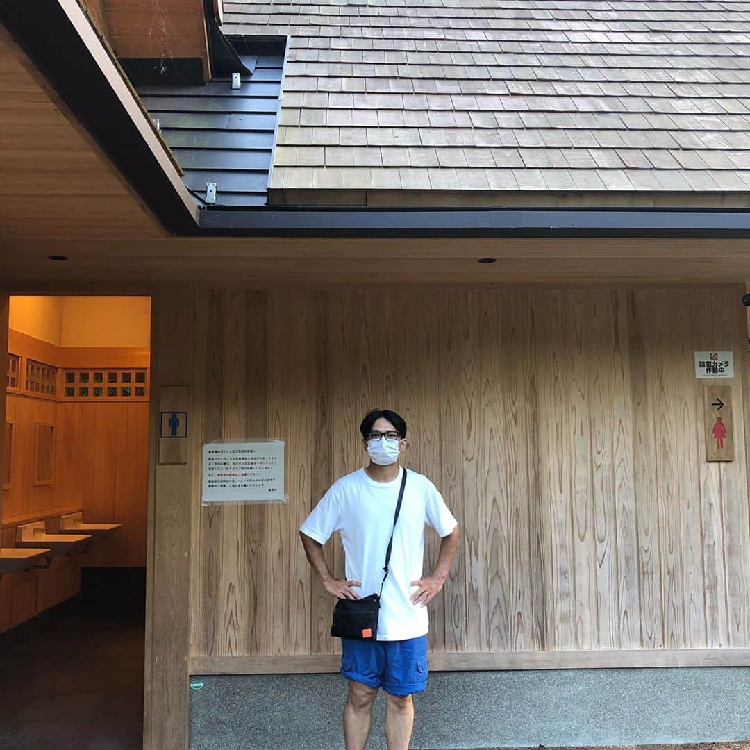 佐藤満春（どきどきキャンプ）のインスタグラム：「檜原村のトイレへ。 木々の香りを感じる素晴らしいトイレットでした。 #トイレ」