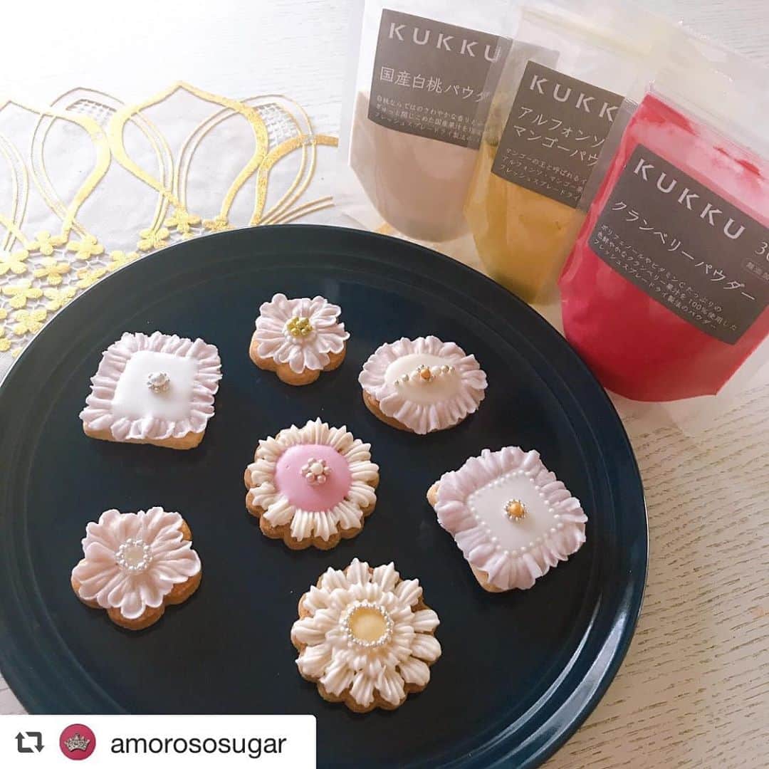のインスタグラム：「@amorososugar ブローチのような美しいアイシングクッキーの投稿、ありがとうございます！ やさしい色味のお花、とっても素敵です❤︎ #PR ---------------------------------------- ブローチのようなクッキー . 可愛いだけではなく美味しいクッキーなんです🤗 . 着色はフルーツパウダー使用 . 桃やマンゴーが香ります💓 . 詳細はブログにて . #pr#kukkuフルーツパウダー #アイシングクッキー #フードパウダー #フルーツパウダー #アイシングクッキー #ブローチクッキー #icingcookie #icingcookies #foodpowder #fruitpowder #mangopowder」