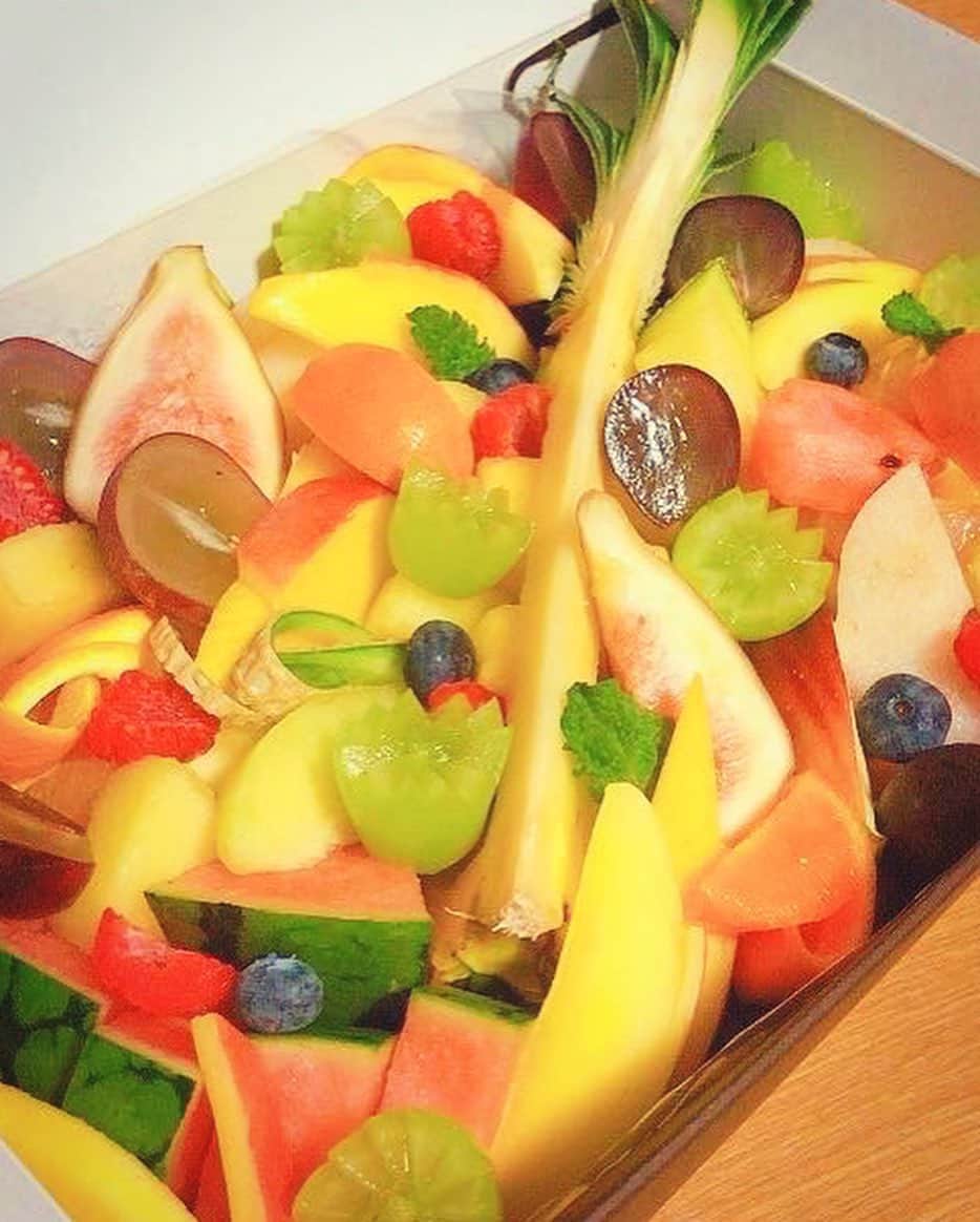 くまみきさんのインスタグラム写真 - (くまみきInstagram)「9月になったら急に涼しくなったね🍁﻿ 夏の思い出の余韻に浸りながら楽しく過ごすぞ〜⭐️﻿ ﻿ 9月はめちゃくちゃ綺麗になりたくて、筋トレしようと思ってるんだけどさぼりすぎてて何からしたら良いかわからない🤣笑﻿ みんなはどんな1ヵ月にしたい🧚‍♀️？﻿ ﻿ #夏の終わり #おうちナイトプール #ナイトプール #お誕生日おめでとうございます🎂 #ホームパリピ」9月1日 17時52分 - kumamiki