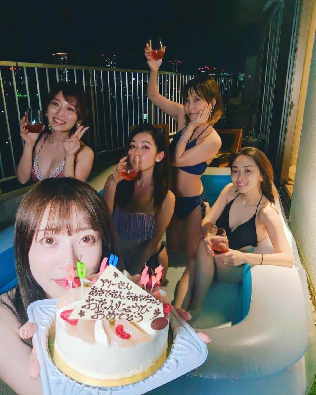 くまみきさんのインスタグラム写真 - (くまみきInstagram)「9月になったら急に涼しくなったね🍁﻿ 夏の思い出の余韻に浸りながら楽しく過ごすぞ〜⭐️﻿ ﻿ 9月はめちゃくちゃ綺麗になりたくて、筋トレしようと思ってるんだけどさぼりすぎてて何からしたら良いかわからない🤣笑﻿ みんなはどんな1ヵ月にしたい🧚‍♀️？﻿ ﻿ #夏の終わり #おうちナイトプール #ナイトプール #お誕生日おめでとうございます🎂 #ホームパリピ」9月1日 17時52分 - kumamiki