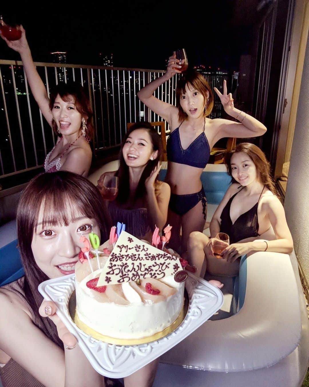 くまみきさんのインスタグラム写真 - (くまみきInstagram)「9月になったら急に涼しくなったね🍁﻿ 夏の思い出の余韻に浸りながら楽しく過ごすぞ〜⭐️﻿ ﻿ 9月はめちゃくちゃ綺麗になりたくて、筋トレしようと思ってるんだけどさぼりすぎてて何からしたら良いかわからない🤣笑﻿ みんなはどんな1ヵ月にしたい🧚‍♀️？﻿ ﻿ #夏の終わり #おうちナイトプール #ナイトプール #お誕生日おめでとうございます🎂 #ホームパリピ」9月1日 17時52分 - kumamiki