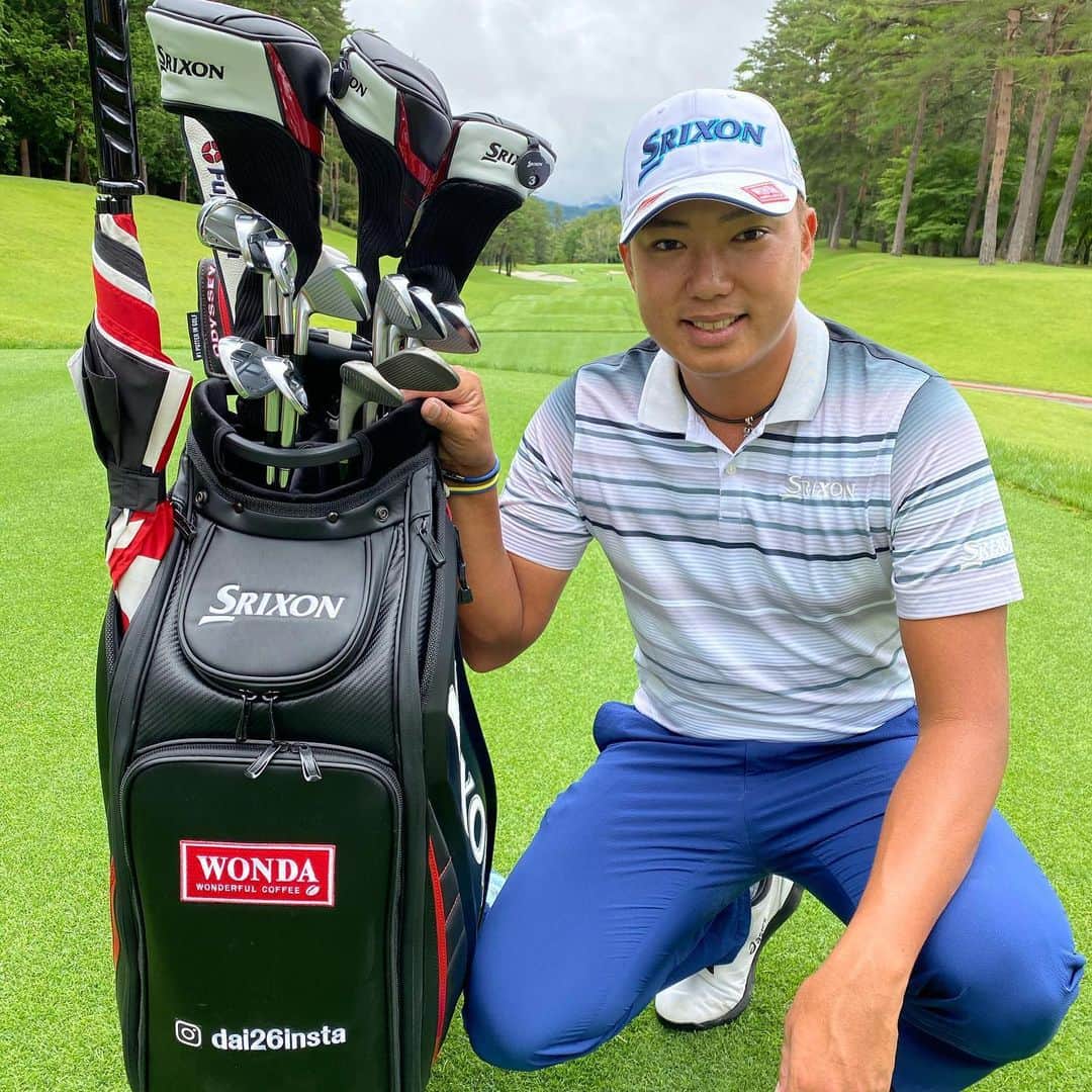 出水田大二郎のインスタグラム：「new style！✨ キャディバックもクラブも良い感じ🙆‍♂️  #TOSS#DUNLOP#SRIXON#zxシリーズ #zx7#zx5#JTRIP#WONDA#OBIHOLDINGS#elitegrips#oakley#HALEO#4clovercross  #pga#jgto#鹿児島#福岡#プロゴルファー#ゴルフ男子#ゴルフ女子#ゴルフ好きと繋がりたい#golf上手くなりたい#出水田大二郎#golfswing#golf#ゴルフコーデ#フジサンケイクラシック」