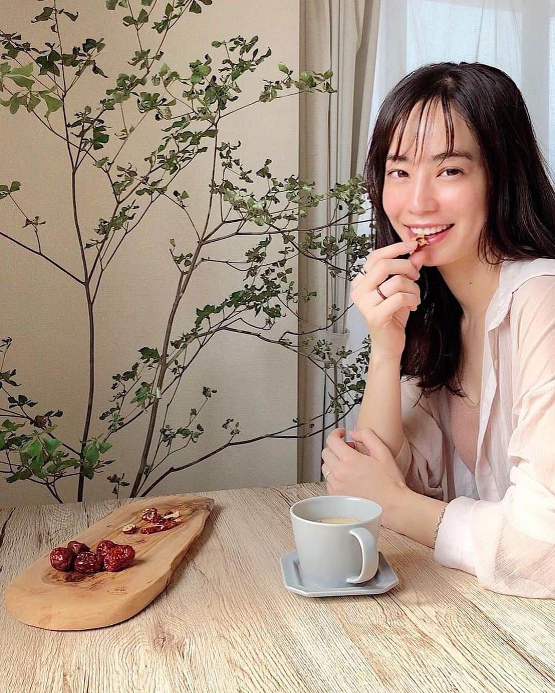 伊藤沙織のインスタグラム：「仕事の日は必ずと言って良いほど、スキマ時間で手軽に摂れるヘルシーな新スイーツを選んで持って行きます😋最近のお供は韓国産なつめのドライと、チップス🧡ちょっと小腹が空いた時にサッと食べる事ができて、なのに美味しい(←ここ重要)👏🏻✨女性のスーパーサポートフードと言われているなつめ。老化防止・美肌を保つ・免疫力の向上など、嬉しい成分がたくさん含まれているそう。お子さんも安心して食べられます🥰チップスは甘みがあってクセになる味、ドライは食べ応えあって満腹感を得られます🙌💕ダイエットにも良さそう✨今度、お家で作る参鶏湯にも入れてみようっと🇰🇷 . #PR #韓国産なつめ #韓国 #韓国スイーツ #korean_food @atcenter_japan」