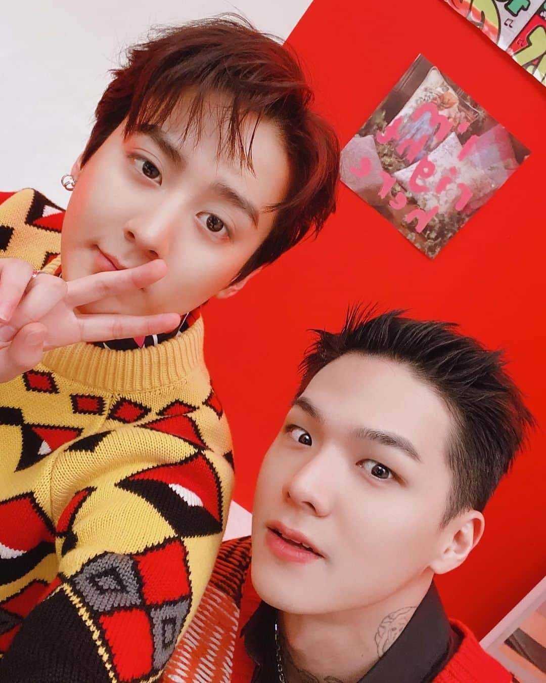 【公式】TEEN TOPさんのインスタグラム写真 - (【公式】TEEN TOPInstagram)「틴심동체! 브이포즈💜✌️ ⠀ #틴탑 #TEENTOP #싱글즈 #SINGLES」9月1日 18時00分 - official_teentop