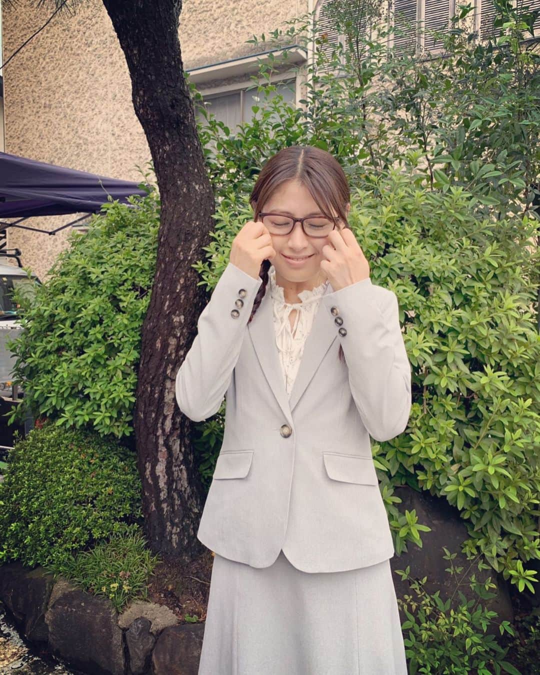 瀧本美織のインスタグラム：「花粉症ではありません👶🏻💐  Not hay fever..   #ドラマ  #検事佐方  #花岡尚子  #三つ編みめがね」
