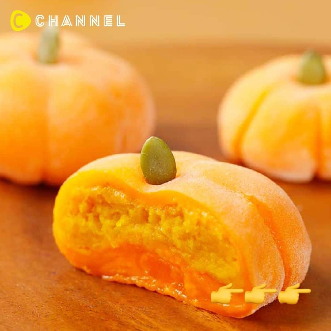 C CHANNEL-Foodさんのインスタグラム写真 - (C CHANNEL-FoodInstagram)「食欲の秋！丸ごと かぼちゃレシピ３選🎃🎃🎃 . Follow ME!! @cchannel_food Please check this account @cchannel_girls and C CHANNEL app! . もっちり♡かぼちゃもち . ■材料 求肥 ・白玉粉…120g ・砂糖…60g ・水…160ml ・フードカラー…適量 ・かぼちゃ…300g ・砂糖…50g ・生クリーム…大さじ1 ・かぼちゃの種…適量 ・コーンスターチ…適量 . ■手順 1.ボウルに白玉粉、水、砂糖を入れて混ぜ合わせる。フードカラーで色を付ける。 ふんわりラップをして600Wのレンジで2分加熱する。一度混ぜ合わせてから30秒加熱する。 2. コーンスターチを敷いたまな板に1.の求肥をのせて、平たく伸ばし粗熱を取る。 3. かぼちゃは電子レンジで加熱し柔らかくする。種を取り除いて中身をくり抜く。 4. くり抜いた3.の中身と砂糖、生クリームを混ぜ合わせ、かぼちゃ餡を作る。　 5. カットした求肥でかぼちゃ餡を包む。 6. たこ糸で跡をつけるように縛る。冷蔵庫で30分寝かせる。 7. たこ糸を外し、上にかぼちゃの種を乗せて完成です。 . 制作：三浦綺子 . . スーパーフードのかぼちゃ丸ごとスープ . ■材料 ・玉ねぎ…1個 ・かぼちゃ（プッチィーニ）…3個 ・キヌア…大さじ1 ・水…300ml ・鶏ガラスープの素…小さじ2 ・クコの実…適量 ・パイシート…3枚 ・ココナッツオイル…大さじ1 ・タイガーナッツ…適量 . ■手順 1. プッチィーニはまるごと電子レンジで柔らかくなるまで2分加熱する。種とワタを取り除く。厚さ1cm残して果肉を取る 2. フライパンにココナッツオイル、玉ねぎを炒めて、かぼちゃの果肉、キヌアを加えて軽く炒め合わせる。 3. 水、鶏ガラスープの素を加えて10分中火で煮込む 4. ハンドブレンダーでなめらかになるまで回す 5. 1のかぼちゃに4を流してクコの実、タイガーナッツ、パイシートを被せて200度のオーブンで18分焼いて完成です . 制作：三浦綺子 . . 丸ごとおいしい♡器も食べれるかぼちゃチーズケーキ . ■材料 ・かぼちゃ…1個 ・クリームチーズ…100g ・卵…1個 ・練乳…30g ・薄力粉…大さじ2 ・クリームチーズ…100g ・砂糖…20g ・レモン汁…小さじ1 ・ヨーグルト…40g ・ゼラチン…4g ・生クリーム…100ml . ■手順 1. かぼちゃにラップをして500Wの電子レンジで6分加熱する 2. かぼちゃの上部を切り落として種を取り除く。身の厚さを少し残して果肉を取り出す。 3. フードプロセッサーにクリームチーズ、2の果肉、卵、練乳を入れて回す。 小麦粉を加えてさらに回す 4. 3を2のかぼちゃに流して170度のオーブンで30分湯煎焼きをして粗熱が取れるまで置く 5. フードプロセッサーにレアチーズのゼラチン以外の材料を入れて回す。溶かしたゼラチンを加えてさらに回す 6.粗熱が取れた4の上に流して冷蔵庫で5時間冷やして完成です . 黄色と白のコントラストもキュートですよね♡皆さんもぜひ秋を口いっぱいにほおばってください!! . 制作：三浦綺子 . . #秋の味覚#かぼちゃ料理#かぼちゃ#かぼちゃスイーツ#かぼちゃスープ#お菓子作り#手作りお菓子#スイーツ作り#手作りスイーツ#おうちカフェ#おうちおやつ#手作りおやつ#おうちスイーツ#フーディーテーブル#クッキングラム#求肥#大福#和菓子作り#手作り和菓子#スーパーフード#パイシート#手作りケーキ#ケーキ作り#かぼちゃチーズケーキ#チーズケーキ作り#朝ごはん#おいしい秋見つけた#ポタージュスープ#cchanレシピ」9月1日 17時56分 - cchannel_food