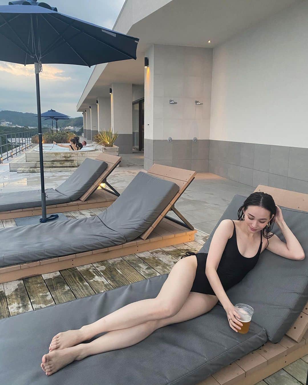 のインスタグラム：「. 今年の夏は一瞬だった気するな もう９月とか早すぎ🤯🤯 . . 色白やけど小麦肌に憧れてます👩🏽☀️ . . ラブななつみカメラマンが撮ってくれました🧡 . . #pool #poolside #swimwear #summer #model #mix #picina #maio #modelo #verao #プール #水着 #モデル #色白 #プリンスホテル #大磯 #夏の思い出」