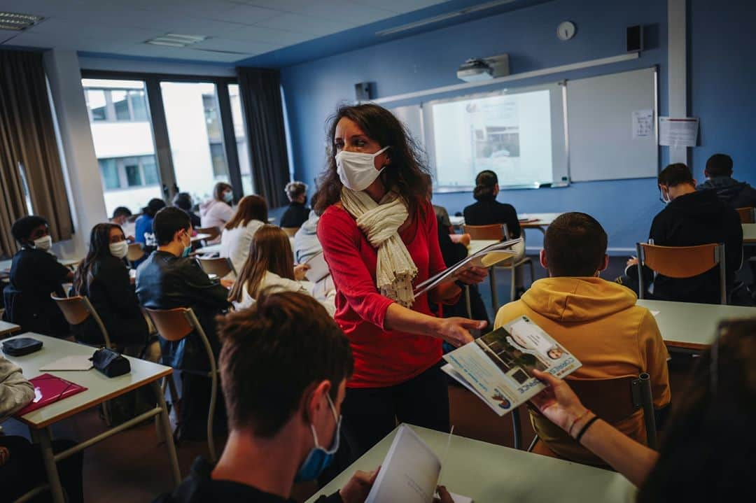 ルモンドさんのインスタグラム写真 - (ルモンドInstagram)「Rentrée d'une classe de seconde au lycée polyvalent Samuel de Champlain, à Chennevières-sur-Marne (Val-de-Marne)⁣ L'ensemble des 12,4 millions d'élèves français fait leur rentrée, mardi 1er, "la plus normale possible" espère le gouvernement, mais avec un masque pour les élèves à partir du collège et tous les enseignants.  Avec un défi de taille : évaluer la difficulté scolaire et résorber les inégalités causées par la crise sanitaire.⁣ -⁣ Photo : @lucasbarioulet #PourLeMonde	⁣ -⁣ #Rentrée」9月1日 18時02分 - lemondefr