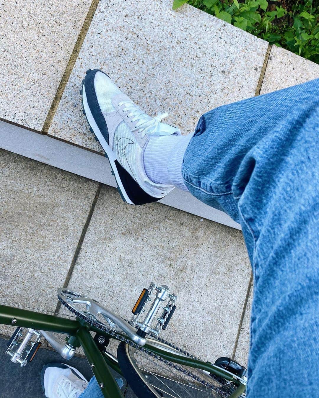 Estée Lalondeのインスタグラム：「Tuckin’ my jeans into my sock made me feel like a real cyclist this morning.」