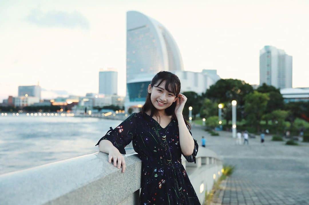 のインスタグラム：「こんばんは🌙 今日も1日お疲れ様です☺️﻿ ﻿ カメラが趣味の小学校時代からの友人に、みなとみらいで撮影してもらいました🌷﻿ 慣れない中、試行錯誤しながら頑張りました😌✨﻿ とっても綺麗に撮ってくれました🍀ありがとう〜﻿ ﻿ まだの方はプロフィールから投票お願いします🌸﻿ ﻿ #ミス慶應 #ミス慶應理工 #ミスコン #慶應 #矢上祭 #光ぽち #みなとみらい #ポートレート #横浜」