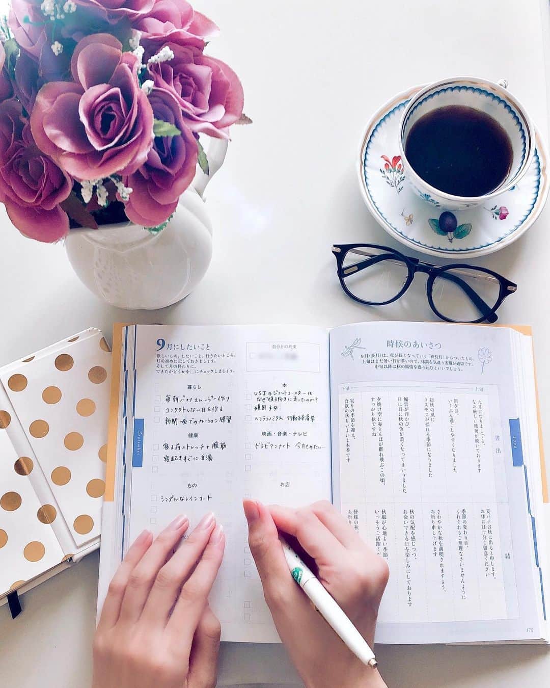 のインスタグラム：「🍁かれこれ8年目のいいこと日記✒️﻿ ﻿ 月末月初の大好きな時間﻿ 自分と向き合う日記タイム⏰﻿ ﻿ 🌙月末には*:ﾟ+｡.☆.+*✩⡱:ﾟ﻿ ﻿ その月にみて感動した映画や本、﻿ その月に食べて感動したグルメ、﻿ その月に特に感謝した人や物事、﻿ などなど﻿ ﻿ あらゆる感謝や感動の気持ちを﻿ 書き留めています☺️﻿ ﻿ ﻿ 🌙そして月初は+｡.☆.+*✩⡱:ﾟ﻿ ﻿ 今月の自分との決め事、﻿ 今月やりたいこと、﻿ 行きたいところ﻿ 会いたい人、﻿ 贈りたいもの、﻿ などなどを書き留めます✨﻿ ﻿ ﻿ 月日が経つのが早い、と﻿ 毎日のように実感するので﻿ ﻿ 1日1日を大切に愛でながら過ごしたい﻿ ﻿ そんな思いから日々筆を走らせてます🖌﻿ ﻿ ﻿ 自分の気持ちとも向き合えて﻿ 感謝の気持ちも再認識する﻿ ﻿ 大切な手帳タイムです😉🌻﻿ ﻿ ﻿ 私と関わってくださる方﻿ 本当にありがとう😊❤️﻿ ﻿ 9月も大切に楽しく﻿ 感謝の気持ちいっぱいに過ごします✨﻿ ﻿ ﻿ #手帳　#手帳術　#ノート術﻿ #いいこと日記 #中山庸子 さん﻿ #丁寧な暮らし　#自分にご褒美  #手元クラブ #手もと #デスクワーク」