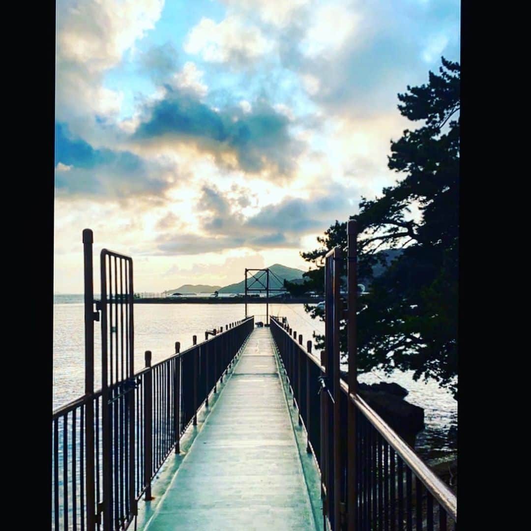 さきえさんのインスタグラム写真 - (さきえInstagram)「am.5:30。 9月のはじまり。 . . ☑︎ 🏢@toba_hotel_international  . . #鳥羽 #sea #鳥羽湾 #seaside #鳥羽国際ホテル #ocean #oceanview #morning #朝焼け #桟橋 #magichour #日の出 #harbor #chill #nature #natural #clouds #light #photooftheday #style #bridge #location #sky #sunset #sunny #travel #皇族御用達がうりなんだって。#とにかくお料理が素晴らしく絶品でした♡」9月1日 18時15分 - sakie110