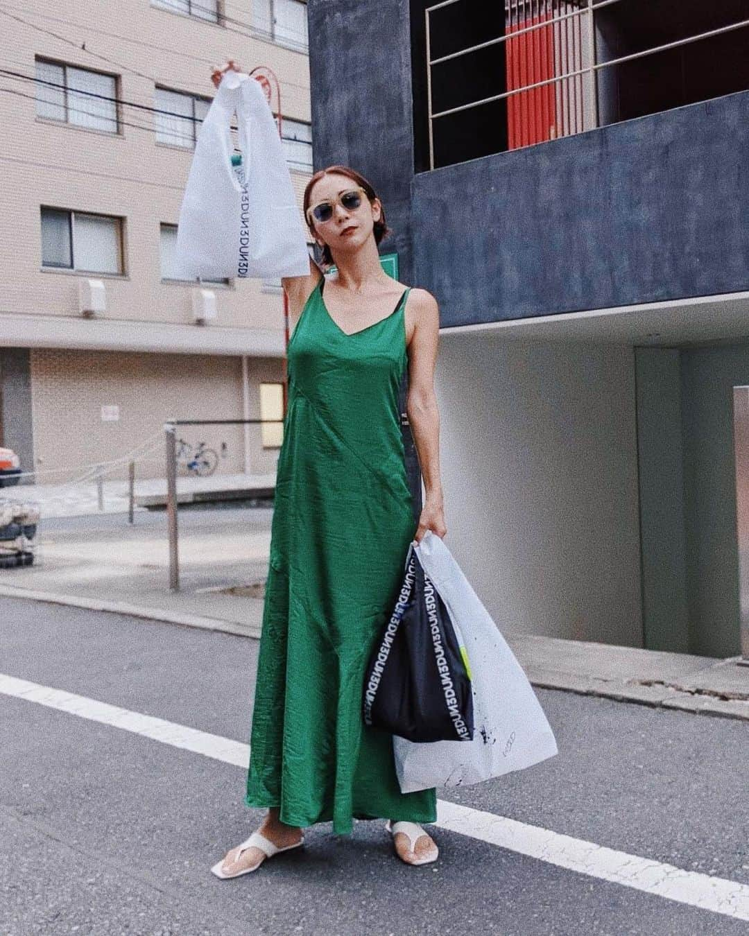 荻原桃子さんのインスタグラム写真 - (荻原桃子Instagram)「ECO BAG🤍🤍🤍  前回すぐに完売してしまった UN3D. LOGO ECO BAG  NEWデザインを更に追加しまして たっぷり再予約始まりました  スーパーはもちろん コンビニでのお買い物や ちょっとした物を入れて持ち運ぶのに軽くてコンパクトにしまえて いくつかBAGに忍ばせておくととーっても便利  軽くていくつあっても嬉しいECO BAGはくるんと丸めてカラーゴムで留めれてかわいいよっ  沢山ご用意しておりますが かなり人気なのでお早めにどうぞ🙏  青山店ではECO BAG持参でご購入してくださったお客様は5%OFFとなります！ (お店でご購入でももちろん大丈夫です🙆‍♀️)  #UN3D #ECOBAG @un3d_official」9月1日 18時26分 - momokoogihara