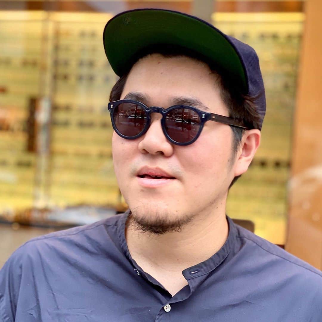 のインスタグラム：「． 皆さまこんにちは、スタッフ田代です。 9月に入りましたね！最近、夜は秋を感じることも少しずつ増えてきましたが、まだまだ日中は暑い日が続きそうですね。 ． 最近、ブリンクベースの店頭にはキュービッツが多数入荷しておりまして、外ではもちろん自宅でもデイリーに使いたくなるフレームが勢揃いしてます。 ． 着用のサングラスはキュービッツの「Bidborough」というモデルです。ヴィンテージデザインをベースにしていますが、しっかりキュービッツらしいモダンな印象も感じられるので、個性の強さも程良く抑えられています。まさにデイリーに使える一本でオススメです。 ． その他も多数モデル取り扱いございますので、是非お待ちしております。 （田代　@junichi__tashiro ) ． brand: CUBITTS（キュービッツ） model: BIDBOROUGH L color: BLUE price: ¥25,300〜(w/tax)  ※キュービッツはレンズ代込みの金額です。レンズの種類によって金額は変動します。 ． #cubitts」