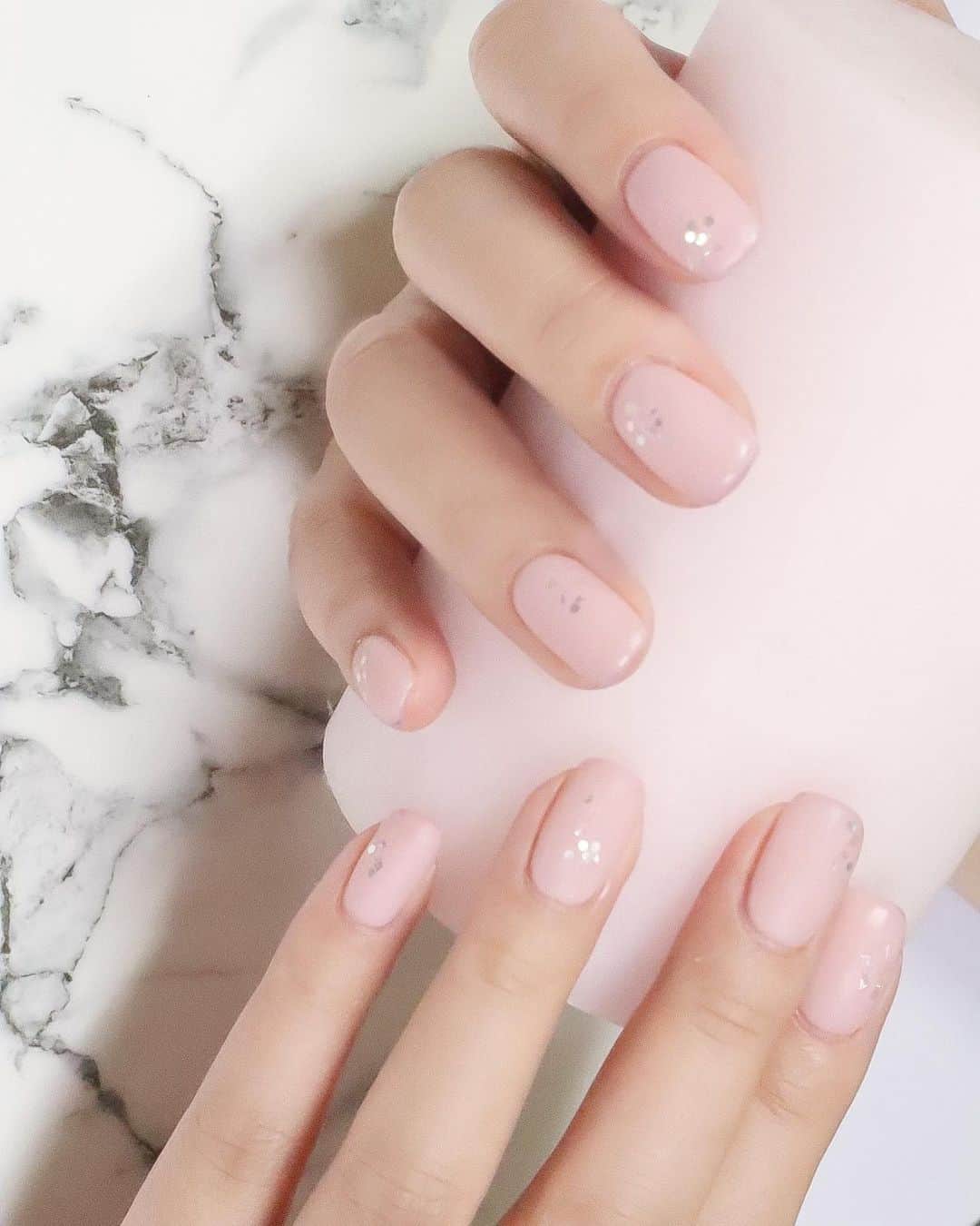 藤川沙弥のインスタグラム：「💓🕯💓﻿ ﻿ いまのねいる💅🏻﻿ いちごミルク🍓🥛みたいな色で﻿ お久しぶりのマットネイル💗﻿ さりげないホロがかわいい💕﻿ ﻿ @harupy_nail ありがとう❤︎﻿ DMからご予約できますよ💌🐷﻿ ﻿ ﻿」