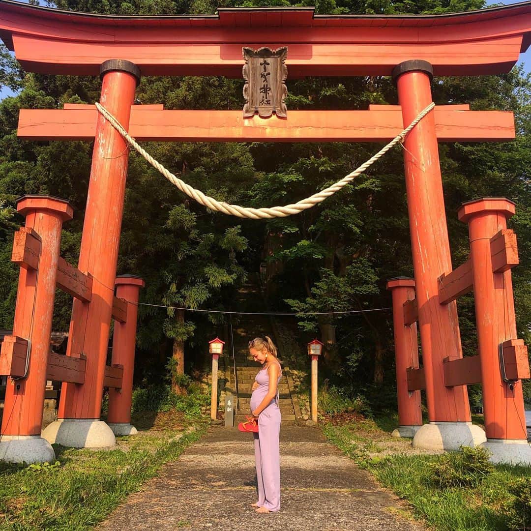 のインスタグラム：「⛩  神通 ⇔ 陣痛 参堂 ⇔ 産道 神聖児 ⇔ 新生児 子宮  日本語には神様のスピリッツがたくさん入ってる😘  同じ時期の妊婦様たち🙏🏼一緒にがんばりましょー💪🏼🌹  #神社 #japan #shrine #妊婦 #神宮」