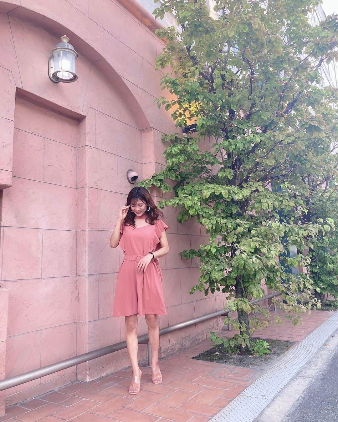 海江田麻貴さんのインスタグラム写真 - (海江田麻貴Instagram)「ㅤㅤㅤ  ㅤㅤㅤ ずっと欲しかったけど品切れしまくりやた、 脚がながーく見えるZARAのクリアサンダルお気に入り👡❤︎ ㅤㅤㅤ  ㅤㅤㅤ  ほんでiPhoneを逆さにして、ちょいしゃがんで 撮ってもらうと脚がながーく見えるよ🤤❤︎ たまに奇跡の一枚撮れる🤤笑  ㅤㅤㅤ 今日も収録楽しかったなぁ☺️📻💓 毎週次のラジオで何話すか考える日々のなかで、 「あ！これ話したい！」「こんな風に話そう！」って 思いついた瞬間はめちゃんこうれしい🥰  ㅤㅤㅤ 放送お楽しみに〜☺️💓  ㅤㅤㅤ  ㅤㅤㅤ  ㅤㅤㅤ  #ラジオ #収録 #radio #ラジオパーソナリティー #heather #ヘザー #くすみピンク #シースルー #パーティーワンピ #dress #ウェーブ巻き #パールピアス #pearlpierce #pierce #エレガントコーデ #ミディアムヘア #japanesegirl #ヘザーコーデ #フレアスリーブ #ZARA #クリアサンダル #ザラコーデ #ザラジョ #zarawoman」9月1日 18時21分 - _makiii0924_