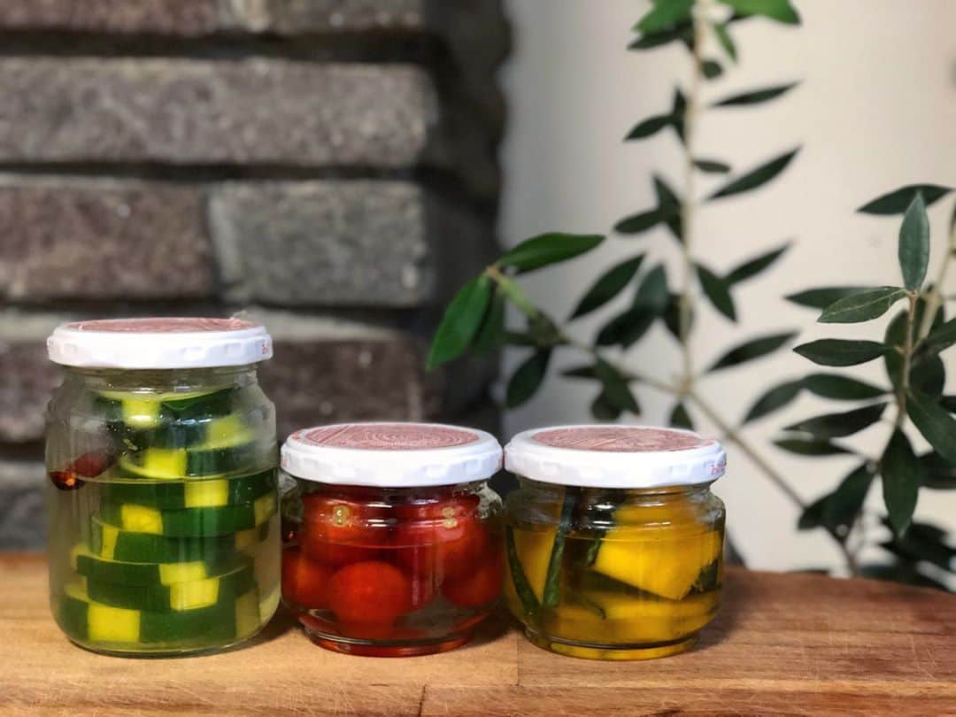蒼あんなのインスタグラム：「国連WFP世界食料デーキャンペーン2020 「ゼロハンガーチャレンジ～食品ロス × 飢餓ゼロ～」にアンバサダーとして参加させて頂くことになりました🌏🌽🍴  日本の食品ロス量年間643万トン！🤯🤯事業系は352万トン、家庭系からは291万トンで、主に食べ残し、手つかずの食品、皮の剥きすぎなどが要因だそうです。  皆さまの1投稿が120円の寄付となり、途上国の子どもたち4人分の学校給食を届けます👧👦🍽🏫  なのでわたしは今回使いきれなかったりして残った小さな野菜達はピクルスにして漬けてみました！😆大抵のお野菜やきのこも漬けられるし長持ちしておススメだよ\(^o^)/✨🍅🥦🧅 ちなみに瓶はお母さんが食べ物保存用のためにリメイクしたやつ！😂  Over 1/3 of all food produced globally goes to waste. Making good use of foods! :)  「#食品ロスゼロアクション」「#ゼロハンガー2020」「#国連WFP」付き投稿のリポスト(Instagram)、リツイート(Twitter)、シェア(Facebook)も120円の寄付としてカウントされます。（Instagramでリポストされる際は、上記3つのハッシュタグも必要です。） ※但し、YouTubeへの投稿の「共有」はカウントされません。  #食品ロスゼロアクション  #ゼロハンガー2020  #国連WFP #もったいない #ピクルス」