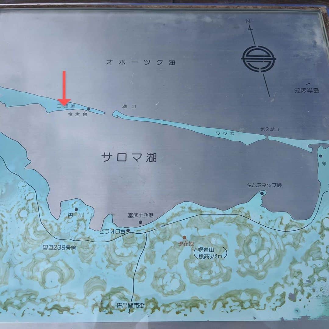 ポケットマルシェ(ポケマル) さんのインスタグラム写真 - (ポケットマルシェ(ポケマル) Instagram)「スタッフの生産現場訪問記🚶🐾  北海道の北東部、オホーツク海岸沿いに広がる日本で3番目に大きな湖「サロマ湖」。 オホーツク海の海水と湖の真水が混じり合うこの場所で牡蠣やホタテの漁を営んでいるのが、相場漁業の相場さんご家族です👫  (写真2枚目の「↓」で示したあたり。地図上だとほとんど見えないような特殊な地形の場所！)  以前、地元で牡蠣の値が落ちた際になんとかしなくては、とポケマルで直販に挑戦し始めてからというもの、お客さんから直接聞ける「ごちそうさま」の声がうれしくて、漁に対する意気込みも変わってきたのだそう。  先週でホタテ漁は一段落。明日からまた、新しいホタテの赤ちゃんを育てる作業にとりかかるとのこと。  冬にはサロマ湖の全面が分厚い氷に覆われますが、なんと船ではなくスノーモービルで漁に出て、チェーンソーを使って氷を割り、牡蠣の収穫を行うのだとか😳スノーモービルの後ろにソリを付けて、たくさんの牡蠣を載せて走る様子は、まるで「サンタさん」🎅 牡蠣シーズンも今から楽しみですね😊🦪  #ポケマル #ポケットマルシェ #pocketmarche #ポケマル体験  #農家漁師から直接買えるアプリ #生産者の顔が浮かぶ食卓 #漁師 #旬 #産地直送 #北海道 #サロマ湖」9月1日 18時34分 - pocket.marche